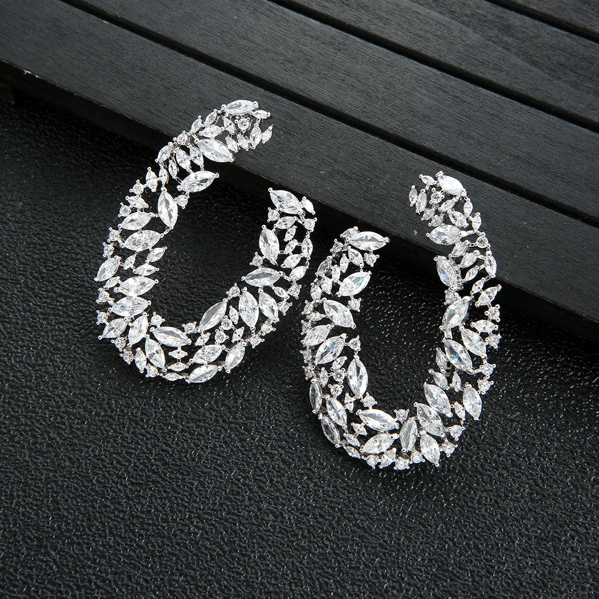 HIBRIDE Premium Dazzling U-shaped Leaf Earrings Women's Daily Dress Decorative Jewelry Wedding Prom Party Bridal Gift E354
HIBRIDE Premium Dazzling U-shaped Leaf Earrings Women's Daily Dress Decorative Jewelry Wedding Prom Party Bridal Gift E354