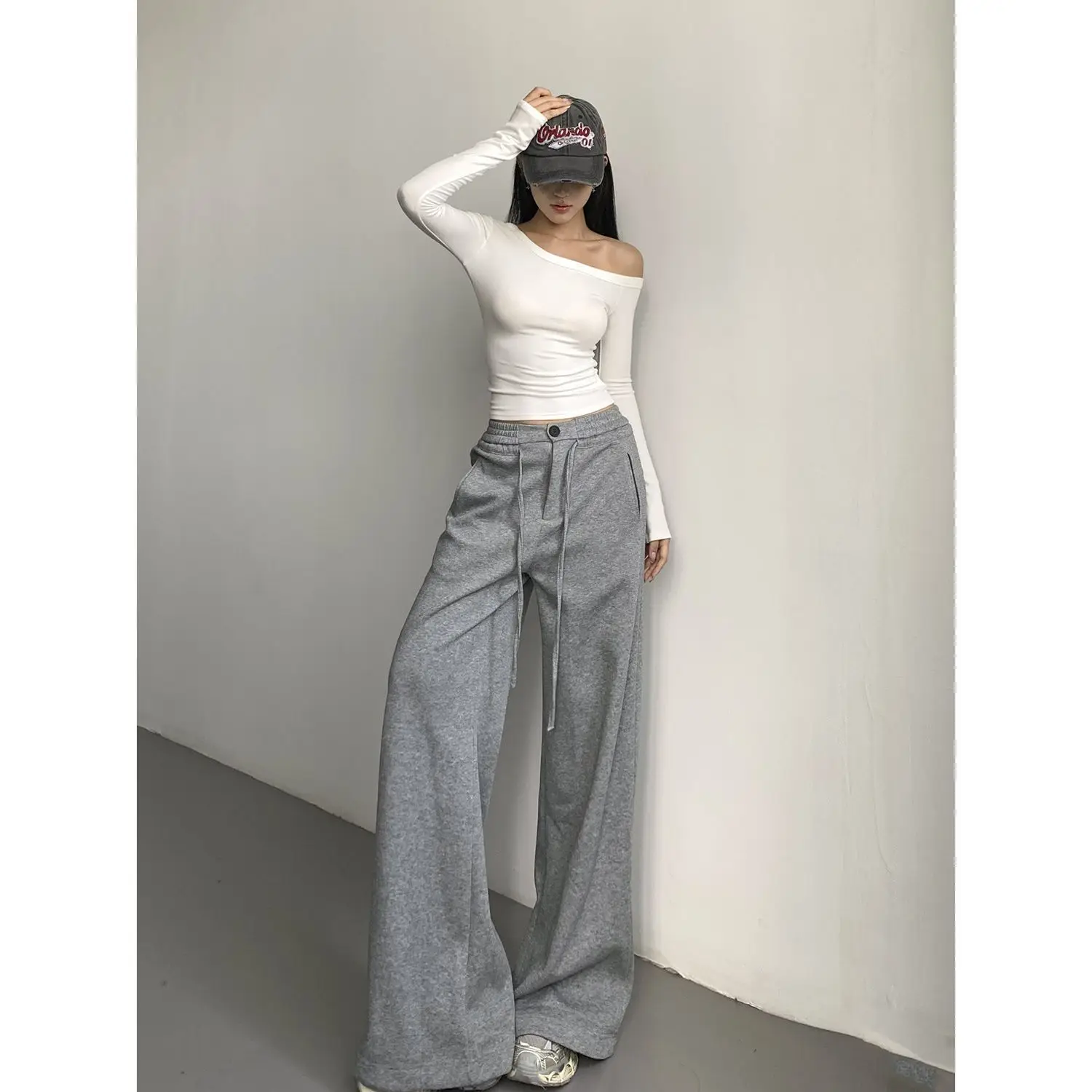 Спортивные широкие брюки для женщин, свободные прямые повседневные брюки с высокой талией, удлиненные спортивные штаны для высоких женщин, осень-зима
Спортивные широкие брюки для женщин, свободные прямые повседневные брюки с высокой талией, удлиненные спортивные штаны для высоких женщин, осень-зима