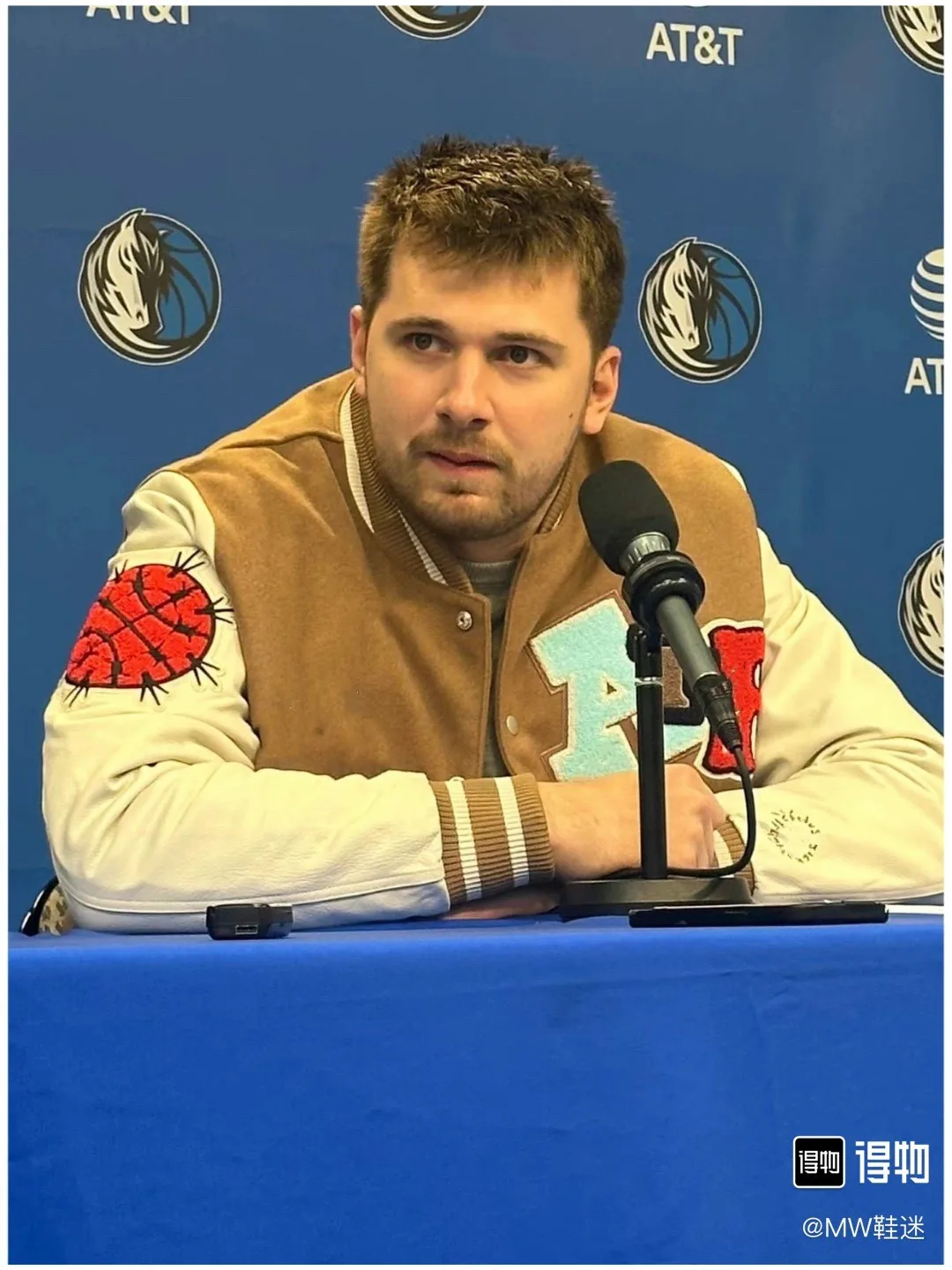 Satin inside a number of towels embroidered embroidered men's and women's coat baseball jacket 
Satin inside a number of towels embroidered embroidered men's and women's coat baseball jacket