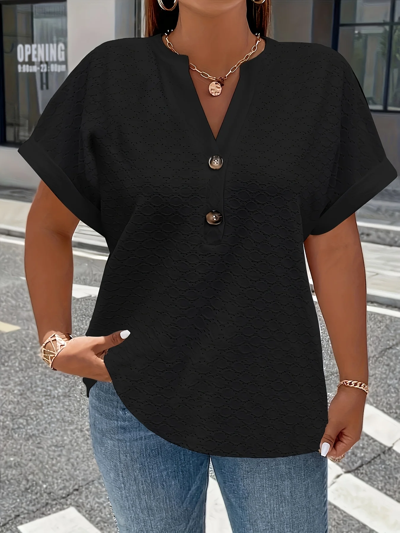 Elegant Plus Size V-Neck Buttoned Blouse with Short Sleeves and Textured Fabric for Chic Comfort
Elegant Plus Size V-Neck Buttoned Blouse with Short Sleeves and Textured Fabric for Chic Comfort