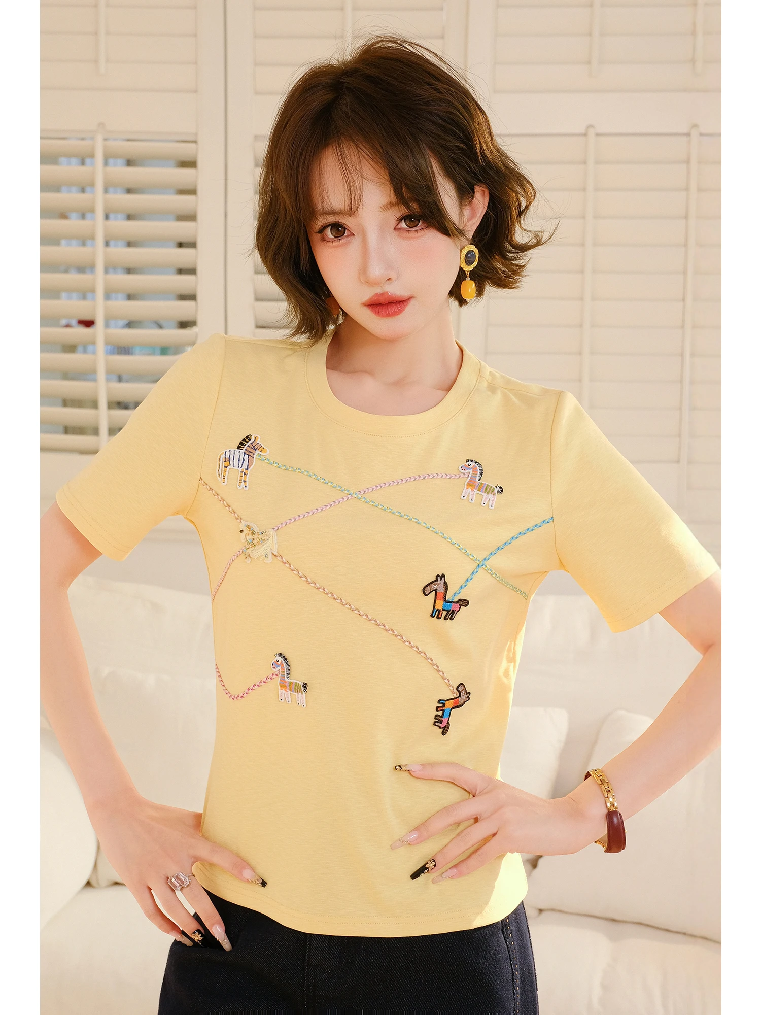 Женская футболка MIUCO из желтого хлопка с коротким рукавом, вышивкой, приталенным кроем, круглым вырезом, повседневная, с дизайнерскими нашивками, для весеннего сезона
Женская футболка MIUCO из желтого хлопка с коротким рукавом, вышивкой, приталенным кроем, круглым вырезом, повседневная, с дизайнерскими нашивками, для весеннего сезона