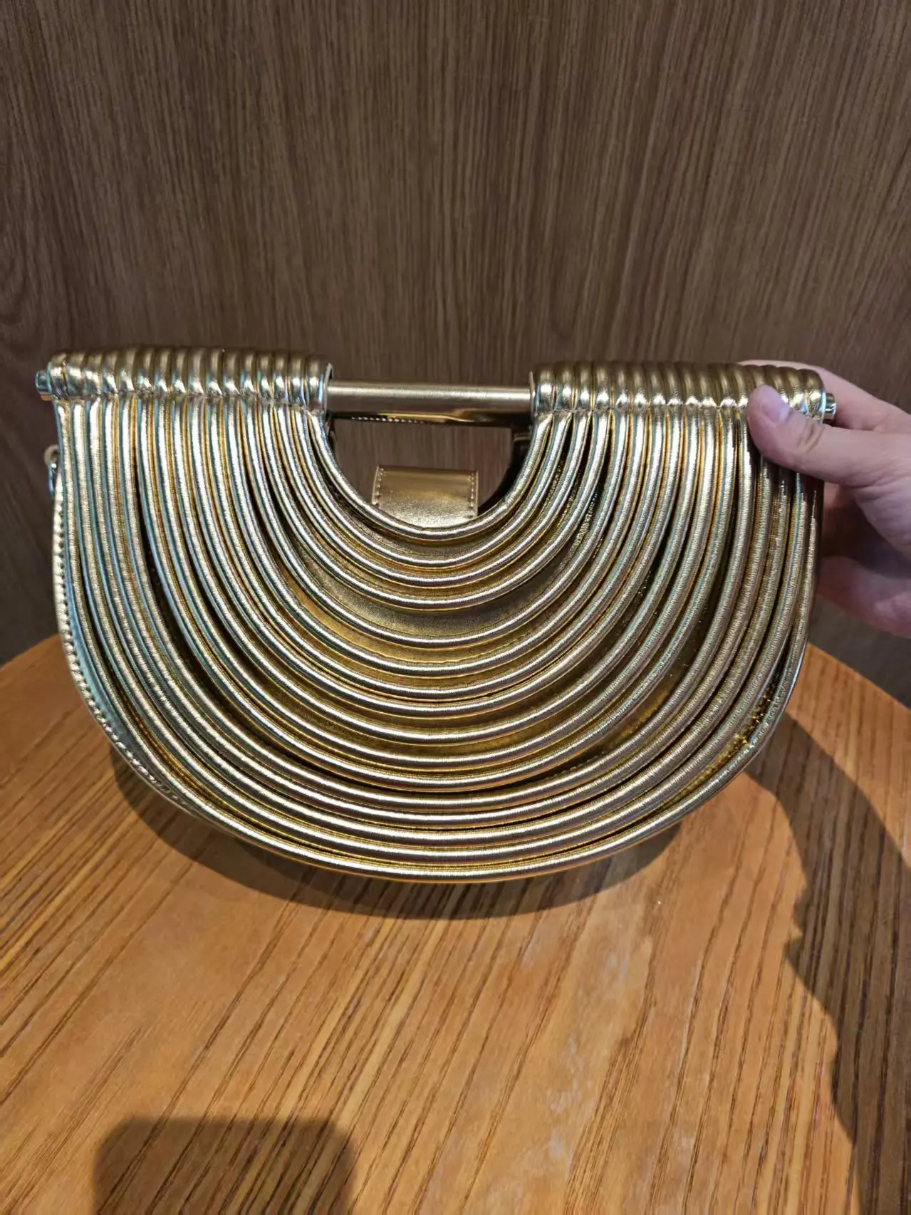 2025 Luxury Designer Gold Clutch Purse Handbag Fan Shaped Totes High Quality Purse
2025 Luxury Designer Gold Clutch Purse Handbag Fan Shaped Totes High Quality Purse