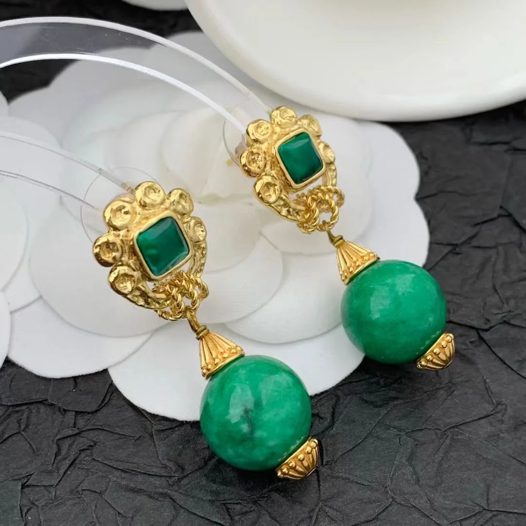 Niche trend retro Crystal green stone earrings for women's girl eardrop jewelry wholesale
Niche trend retro Crystal green stone earrings for women's girl eardrop jewelry wholesale