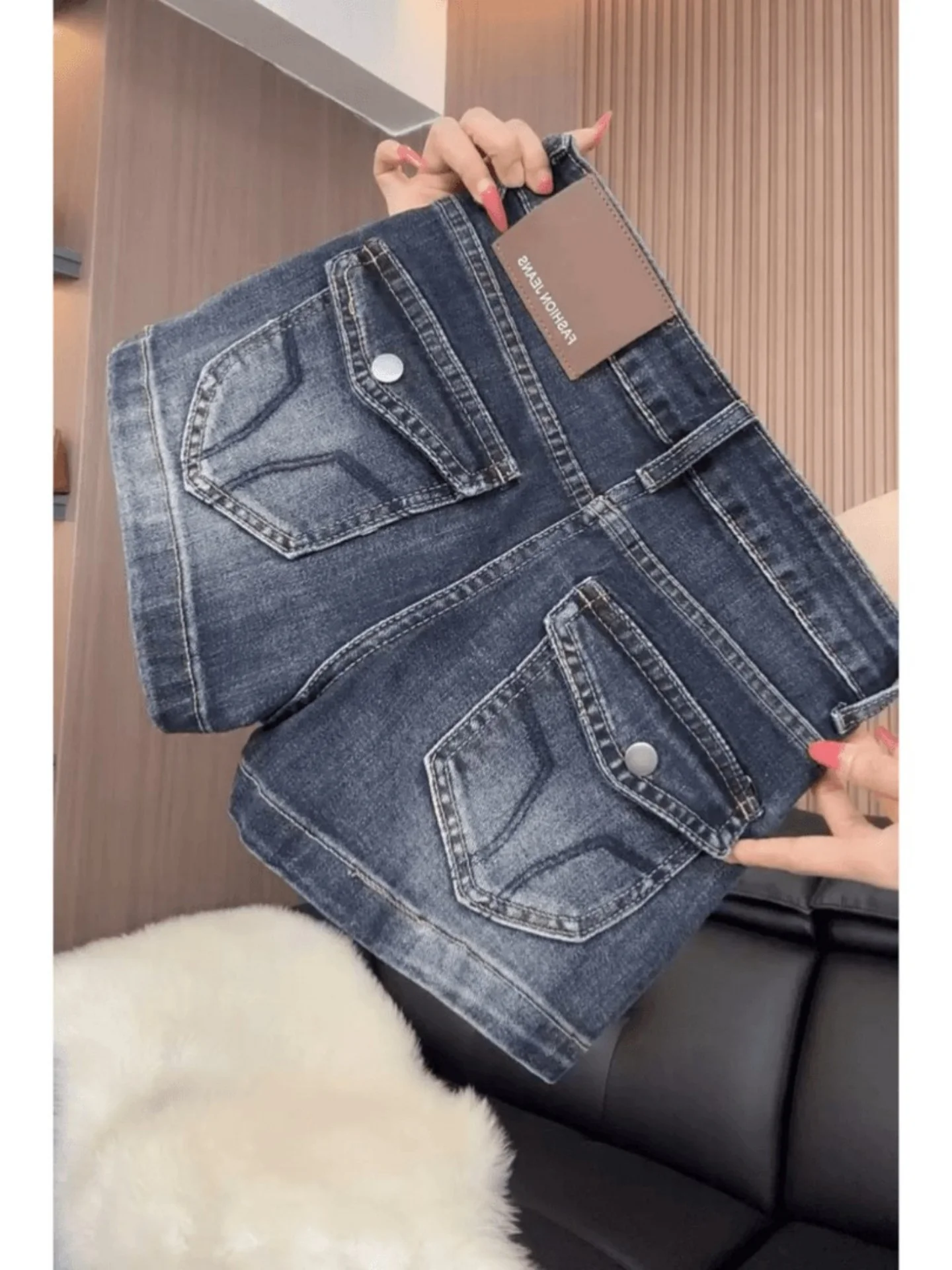 Elastic Slimming Denim Shorts Women's High Waist Embroidered Hot Pants Tight Fit Summer Fashion Retro Style Cotton Jeans
Elastic Slimming Denim Shorts Women's High Waist Embroidered Hot Pants Tight Fit Summer Fashion Retro Style Cotton Jeans