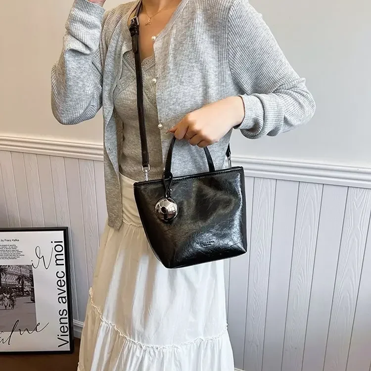 Unique Commuter Designer Crossbody Diaper Bag Women's Elegant Handbag Chic Large Capacity Tote Shoulder Bag
Unique Commuter Designer Crossbody Diaper Bag Women's Elegant Handbag Chic Large Capacity Tote Shoulder Bag