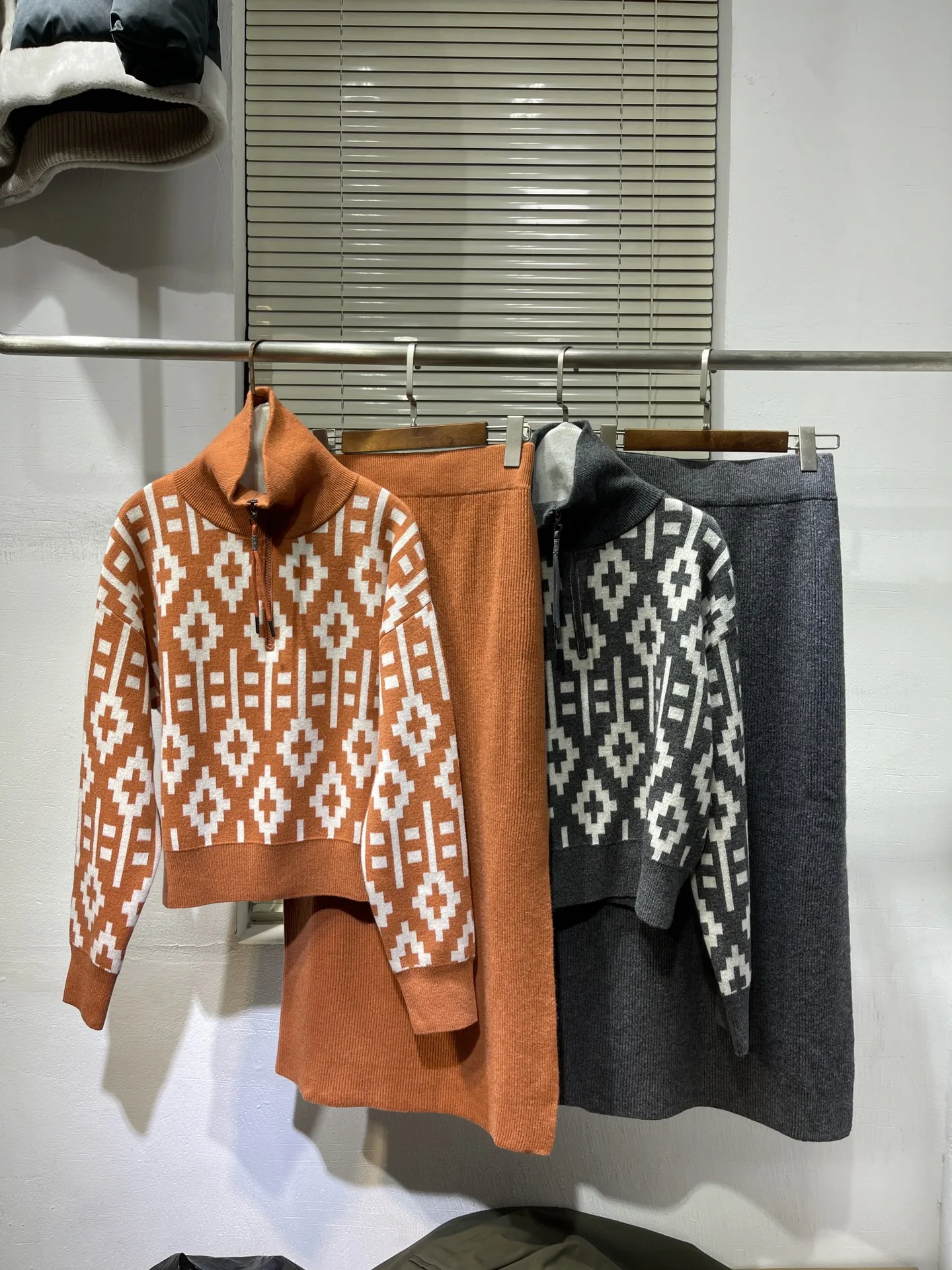 B*C New Women's High Neck Vintage Lingerie Printed Cashmere Knit Half Zipper Sweater + Split Half Skirt Set
B*C New Women's High Neck Vintage Lingerie Printed Cashmere Knit Half Zipper Sweater + Split Half Skirt Set