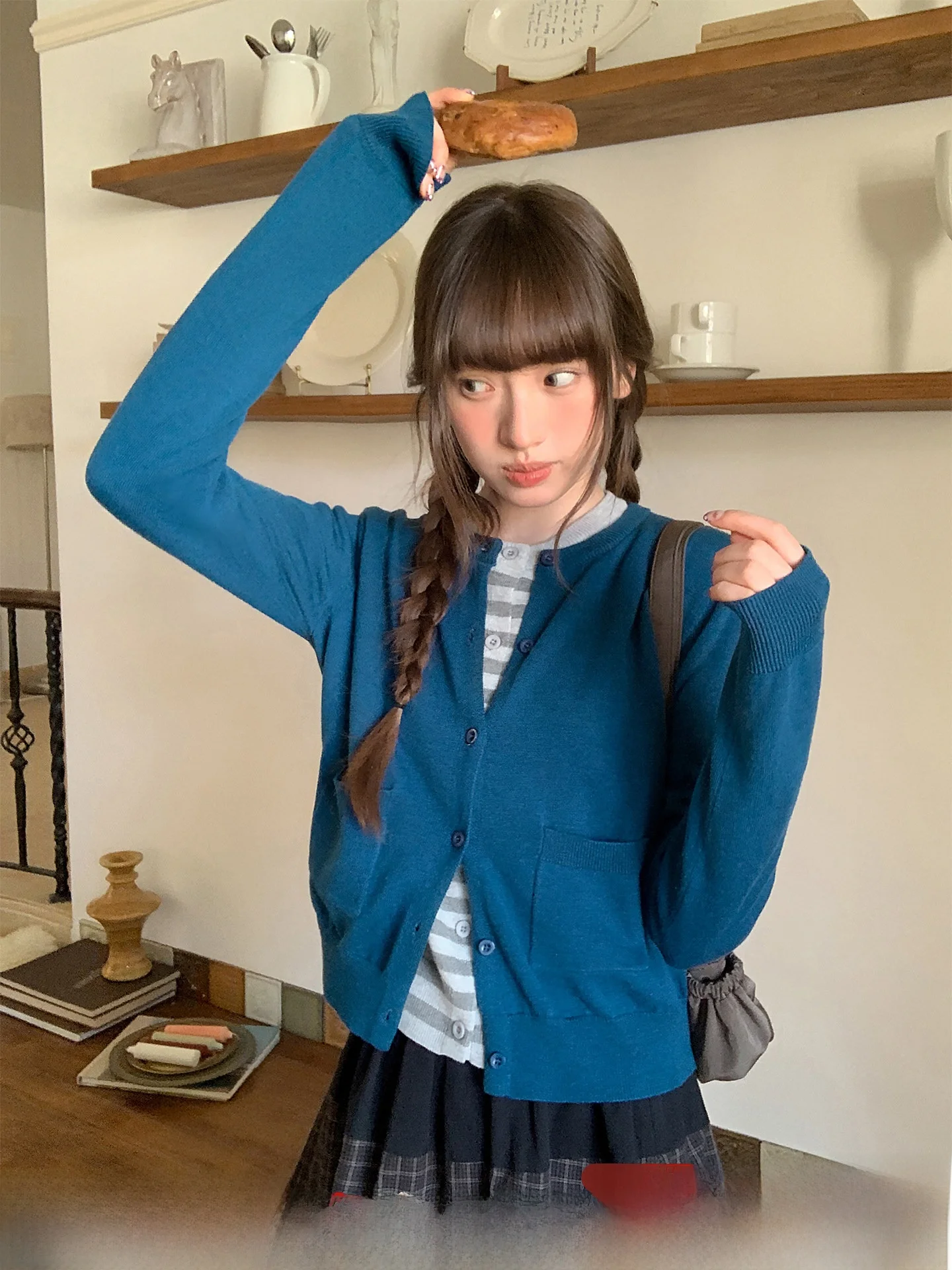 Новый женский повседневный комплект: вязаный кардиган в корейском стиле с цветными полосками и простой топ-комбинация для весны
Новый женский повседневный комплект: вязаный кардиган в корейском стиле с цветными полосками и простой топ-комбинация для весны