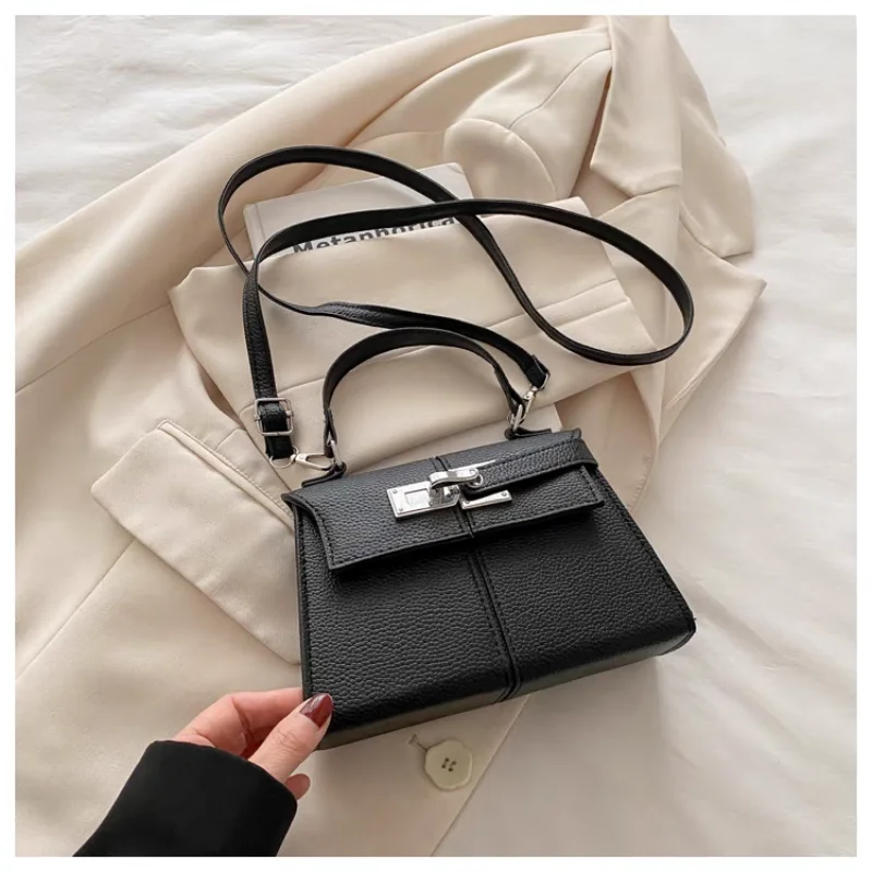 Luxury French Handbag Brand Trapezoidal Lychee Shoulder Crossbody Bag High-end Quality Leather Retro Metal Lock Commuter Bag New
Luxury French Handbag Brand Trapezoidal Lychee Shoulder Crossbody Bag High-end Quality Leather Retro Metal Lock Commuter Bag New