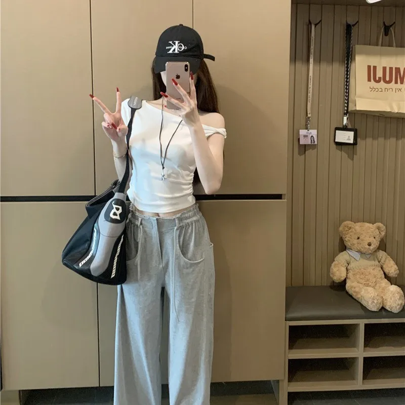 Summer 2026 Grey Drawstring Shoulder Baring Short Top Wide Leg Straight Pants Two Piece Set Fashionable Casual Women's Ensemble
Summer 2026 Grey Drawstring Shoulder Baring Short Top Wide Leg Straight Pants Two Piece Set Fashionable Casual Women's Ensemble