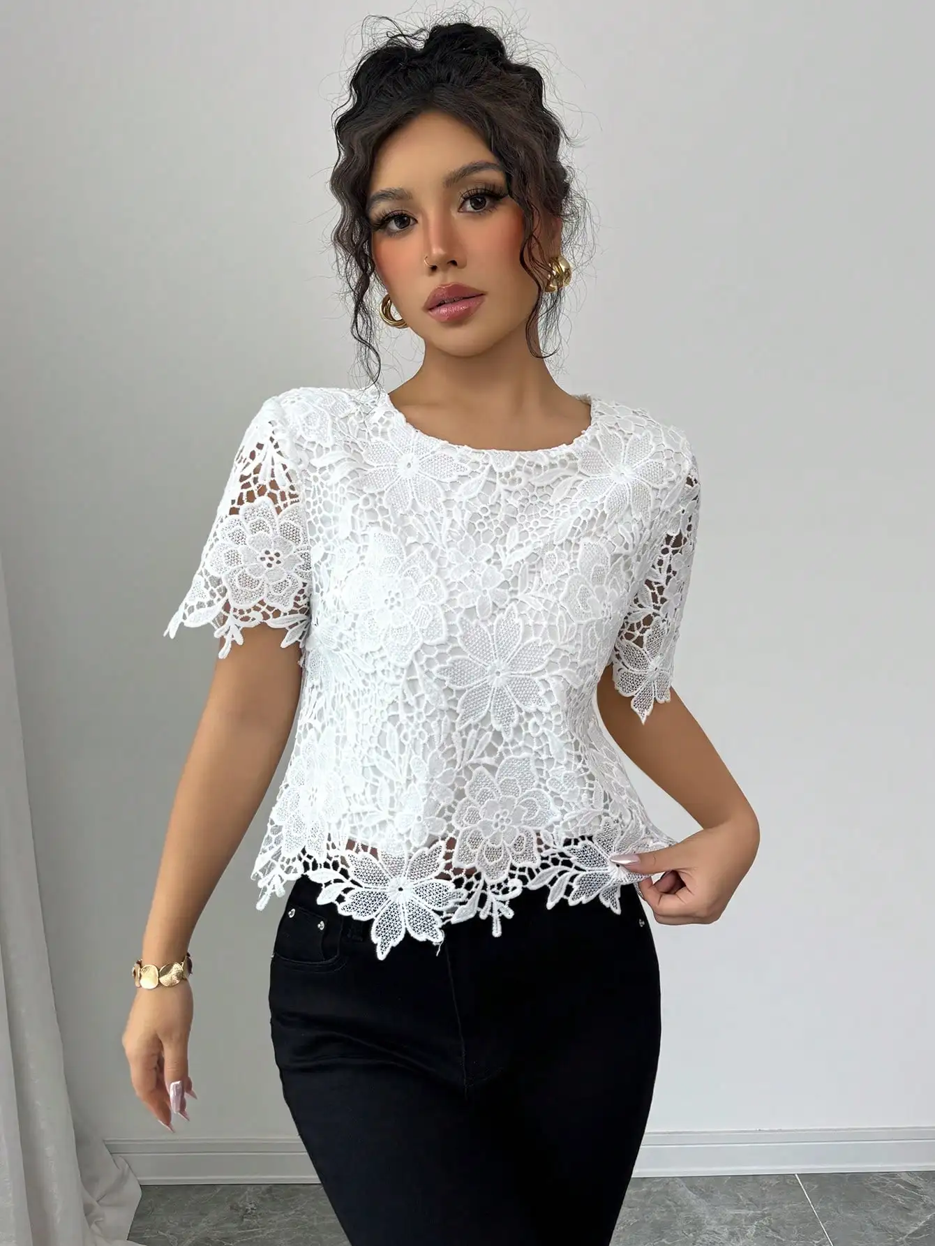 Женская белая блузка с цветочным кружевом и коротким рукавом, элегантная повседневная блузка с ажурным дизайном
Женская белая блузка с цветочным кружевом и коротким рукавом, элегантная повседневная блузка с ажурным дизайном