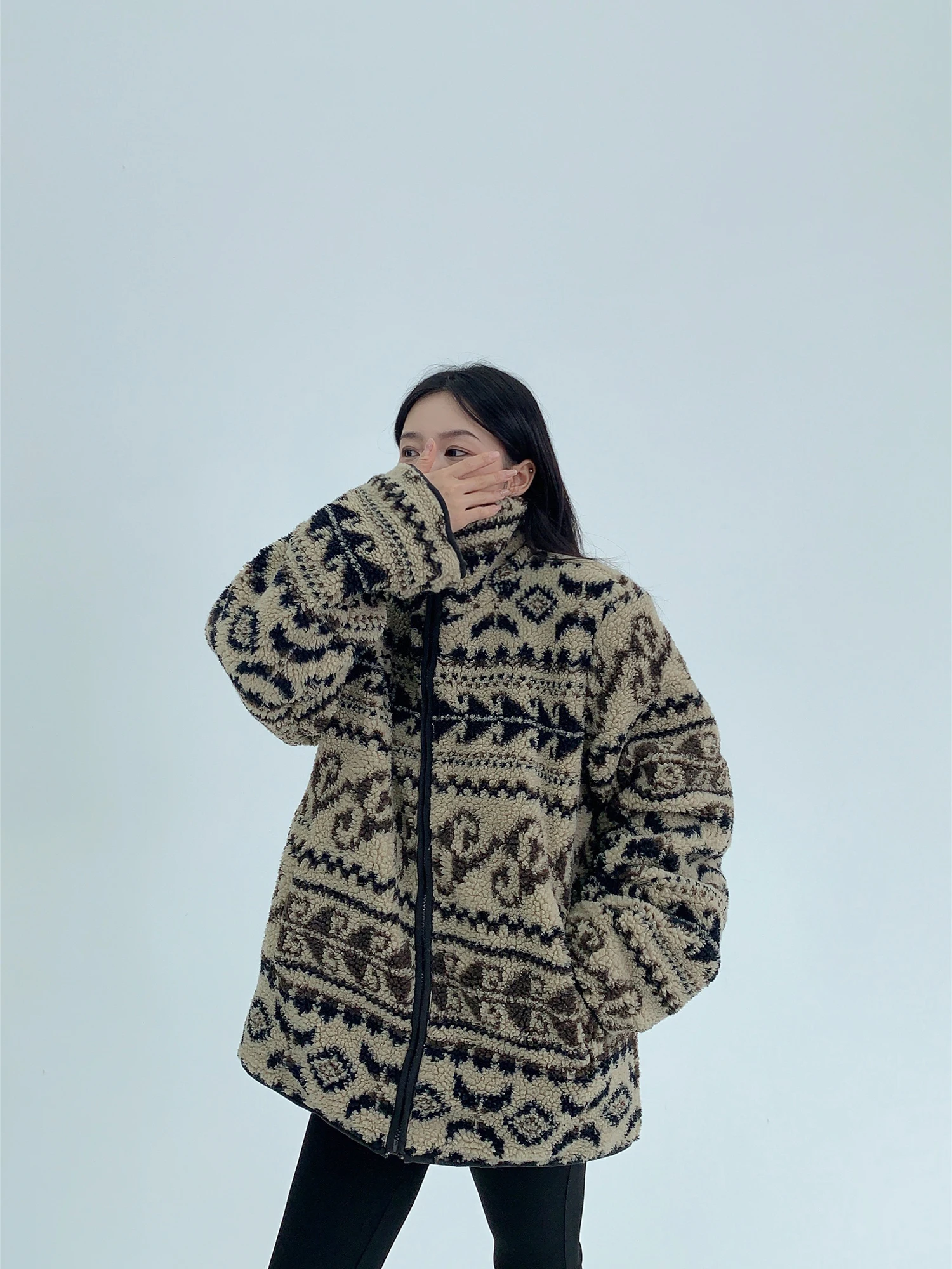 Ретро-куртка из утолщенного меха ягненка для женщин, свободного кроя, с воротником-стойкой, хлопковое пальто со съемными рукавами, зимняя уличная мода
Ретро-куртка из утолщенного меха ягненка для женщин, свободного кроя, с воротником-стойкой, хлопковое пальто со съемными рукавами, зимняя уличная мода