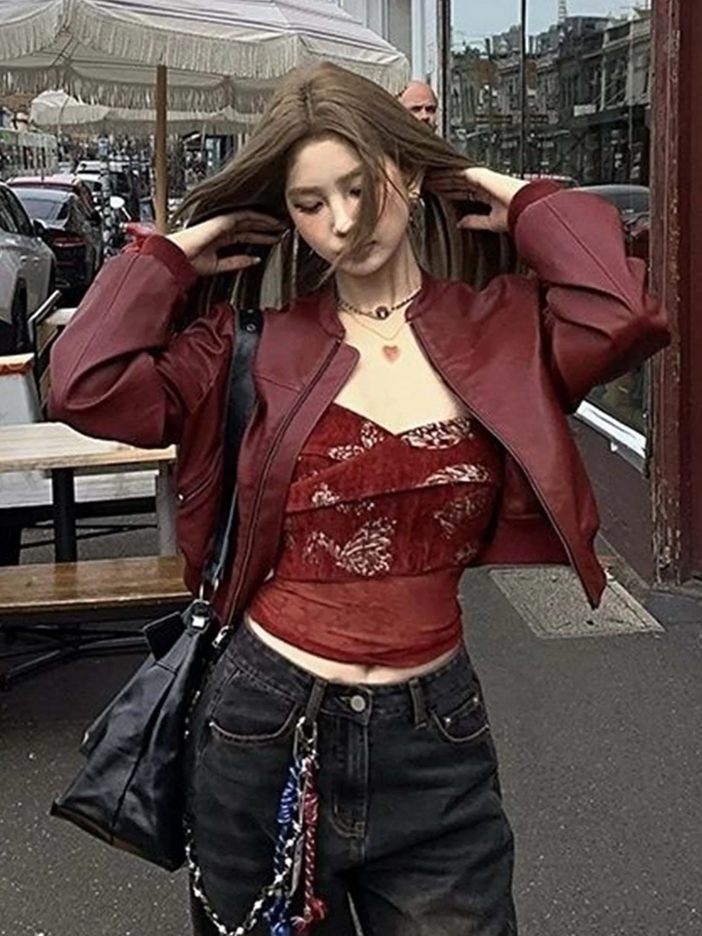 Американская ретро-кожаная куртка с длинными рукавами для женщин, свободного кроя, утягивающая фигуру, в стиле мотоциклетной куртки, модный трендовый образ для девушек, пальто
Американская ретро-кожаная куртка с длинными рукавами для женщин, свободного кроя, утягивающая фигуру, в стиле мотоциклетной куртки, модный трендовый образ для девушек, пальто