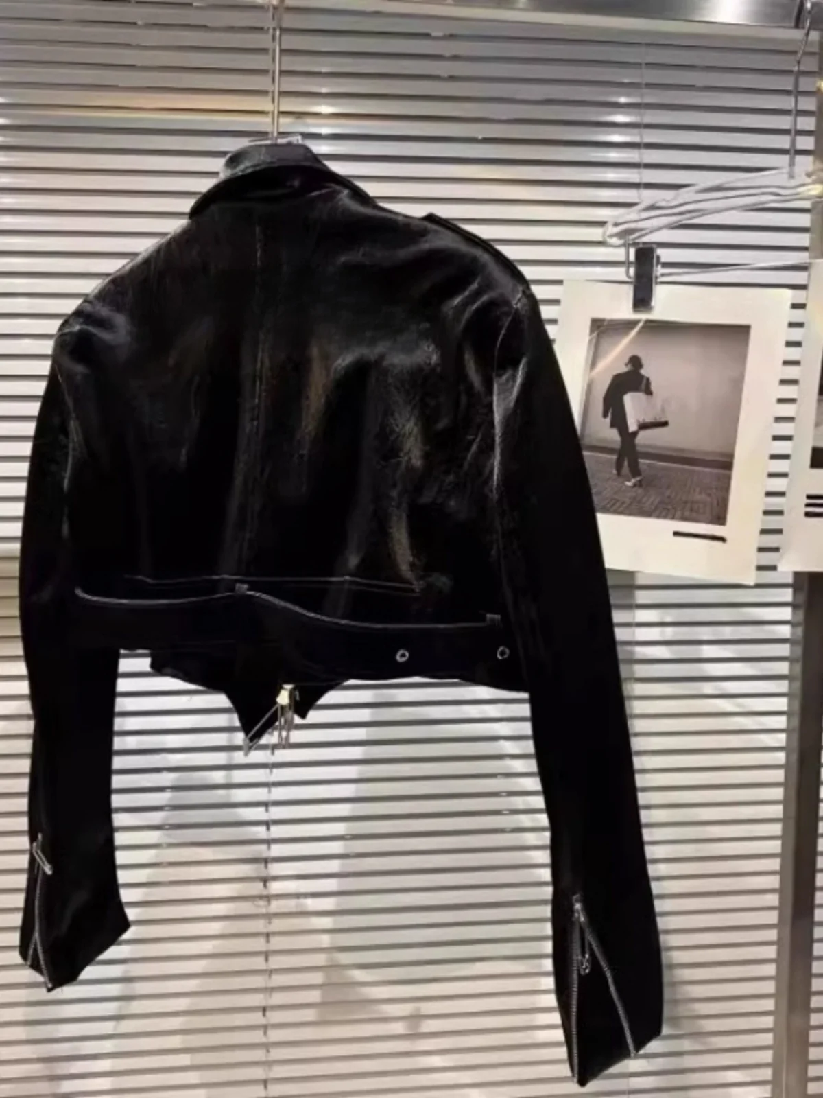 Spring 2026 Motorcycle Girl Letter Embroidery Lychee Skin iny PU Leather Jaet Women's Faion Street Sle ort Coat
Spring 2026 Motorcycle Girl Letter Embroidery Lychee Skin iny PU Leather Jaet Women's Faion Street Sle ort Coat