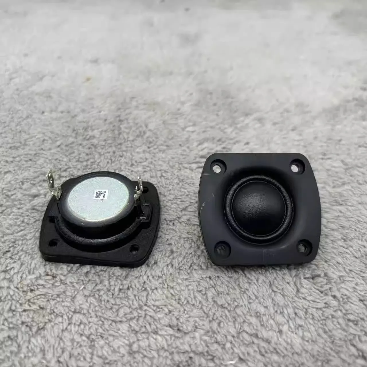 2PCS GHXAMP High Quality 1.5" Silk Dome Tweeter Speaker - 8 Ohm 10W, 20mm Voice Coil (41mm x 45.5mm)
2PCS GHXAMP High Quality 1.5" Silk Dome Tweeter Speaker - 8 Ohm 10W, 20mm Voice Coil (41mm x 45.5mm)