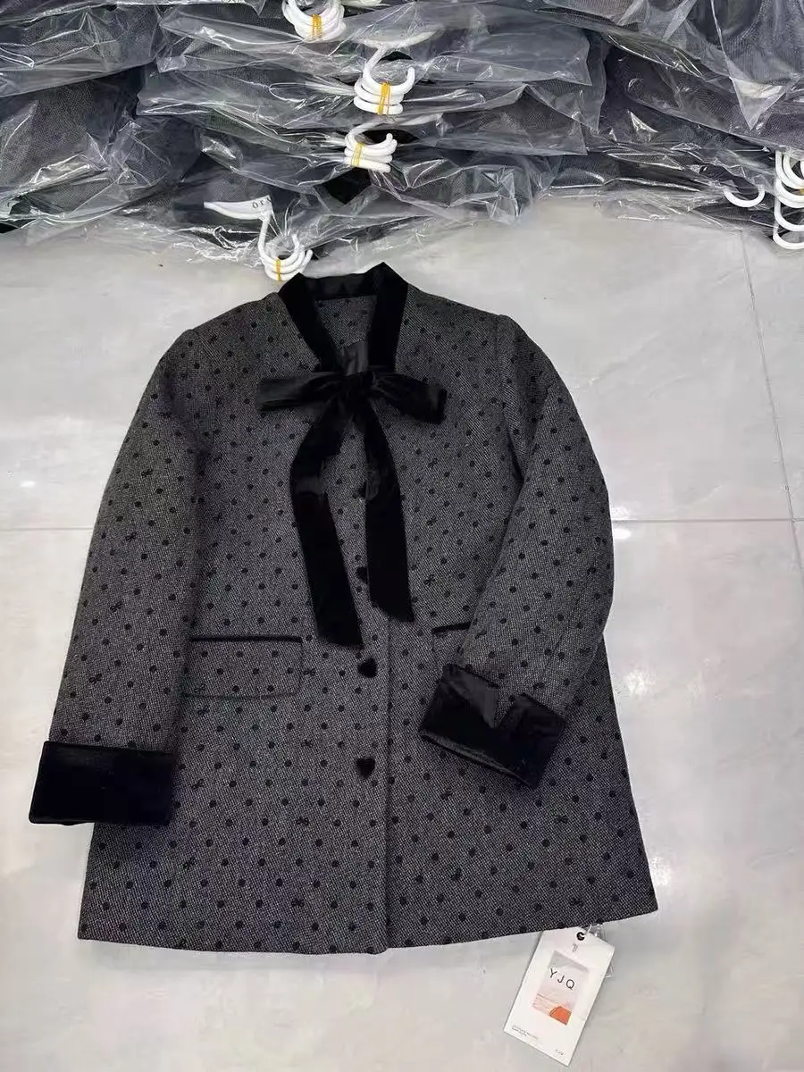 Женское винтажное корейское пальто больших размеров в горошек, утепленное, с V-образным вырезом, поясом и узлом, универсальная верхняя одежда для осени
Женское винтажное корейское пальто больших размеров в горошек, утепленное, с V-образным вырезом, поясом и узлом, универсальная верхняя одежда для осени