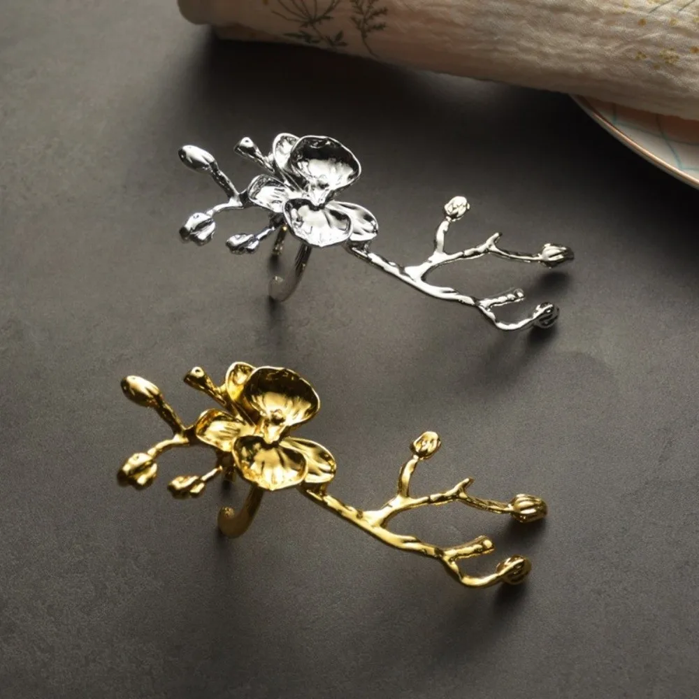 2PCS Gold/Silver Plum Blossom Napkin Ring Luxury Decorative Napkin Buckle Metal Elegant Serviette Ring Restaurant Decor
2PCS Gold/Silver Plum Blossom Napkin Ring Luxury Decorative Napkin Buckle Metal Elegant Serviette Ring Restaurant Decor