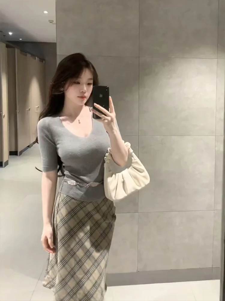 Gray V-neck Slim Fit Five-quarter Sleeve T-shirt High Waist Plaid Skirt Set plus Size Korean Style Commute Casual Summer Fashion
Gray V-neck Slim Fit Five-quarter Sleeve T-shirt High Waist Plaid Skirt Set plus Size Korean Style Commute Casual Summer Fashion