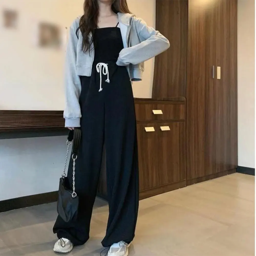 Zippered short hooded cardigan sweater jacket in a solid color with moderate stretch suitable for various seasons
Zippered short hooded cardigan sweater jacket in a solid color with moderate stretch suitable for various seasons