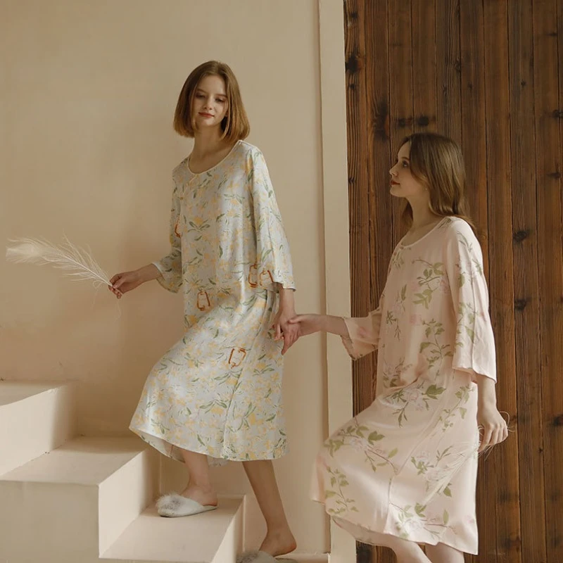 Spring Chinese Vintage Night Dress Princess Viscose Satin Print Sleepwear Women Sweet Long Nightgown Fairy Round Neck Nightwear
Spring Chinese Vintage Night Dress Princess Viscose Satin Print Sleepwear Women Sweet Long Nightgown Fairy Round Neck Nightwear