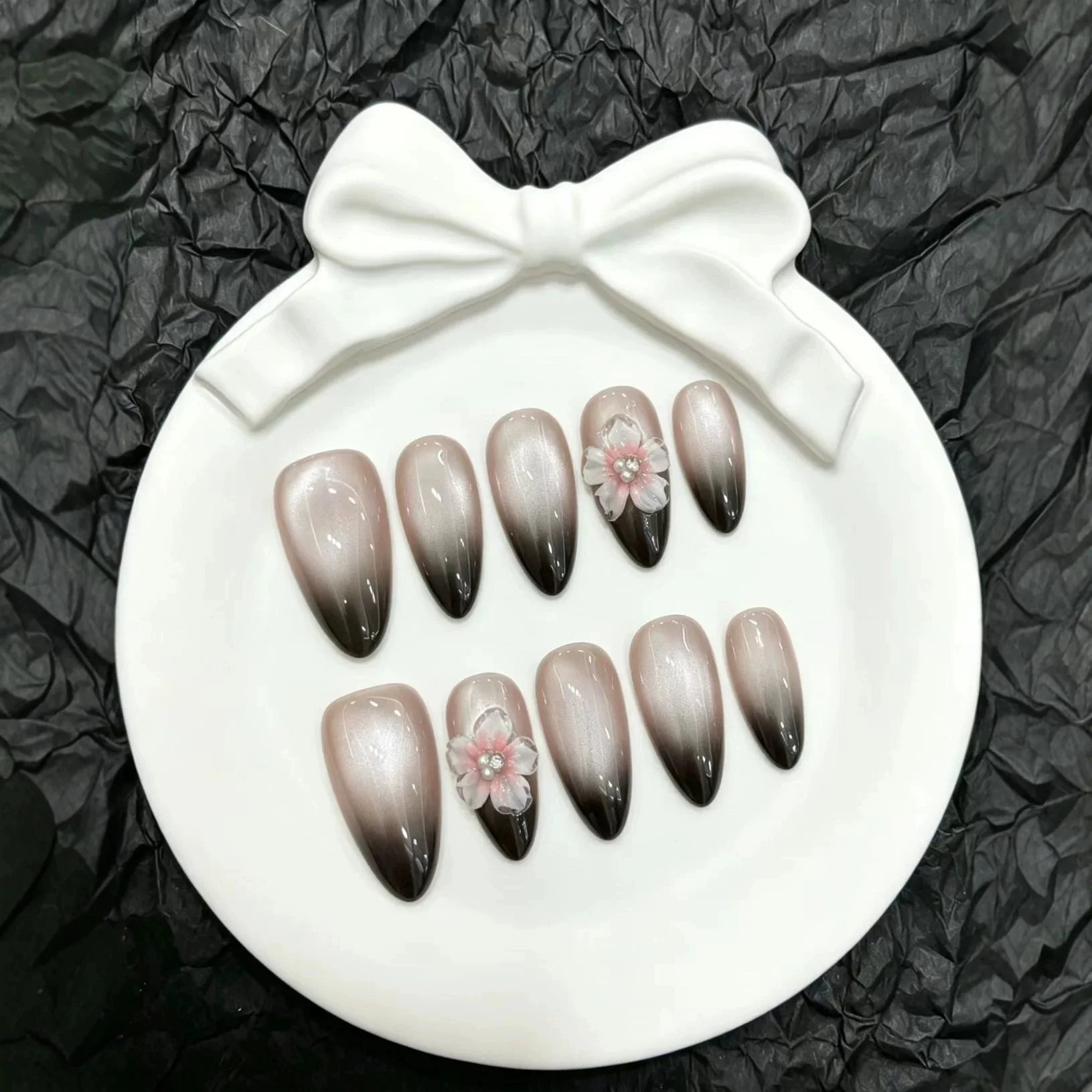 10pcs Sweet Gradient Black French Press On Nails 3D Carving Peach Flower Almond Summer Handmade Fake Nails Cat Eye False Nail
10pcs Sweet Gradient Black French Press On Nails 3D Carving Peach Flower Almond Summer Handmade Fake Nails Cat Eye False Nail