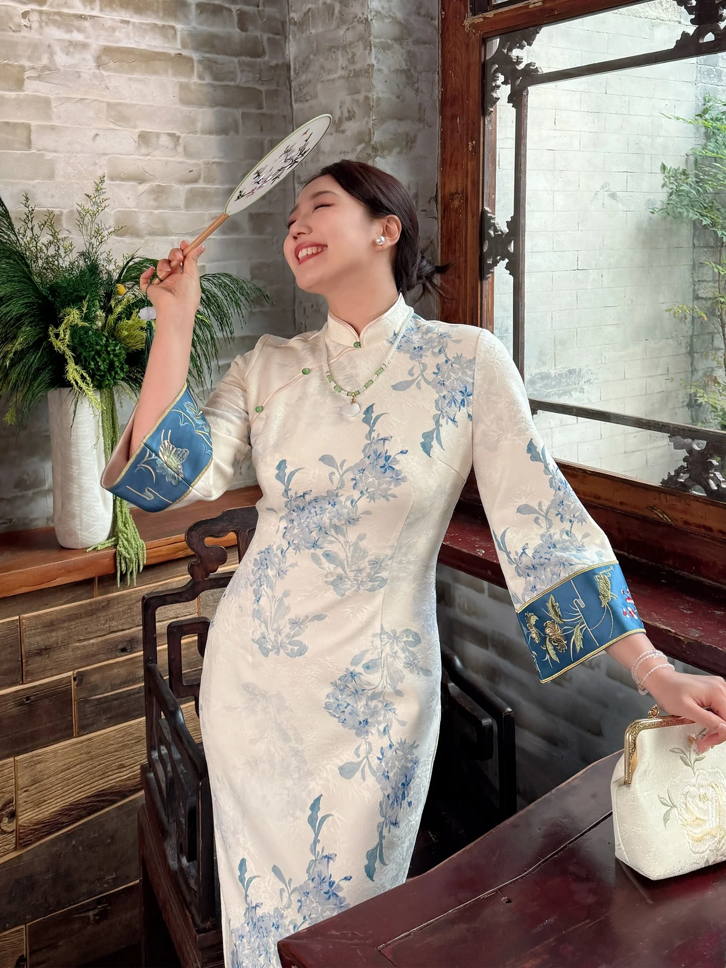 Новое китайское женское платье-ципао больших размеров с вышивкой, цветочным узором, приталенное, с высокой талией, длинными рукавами, средней длины, на молнии
Новое китайское женское платье-ципао больших размеров с вышивкой, цветочным узором, приталенное, с высокой талией, длинными рукавами, средней длины, на молнии