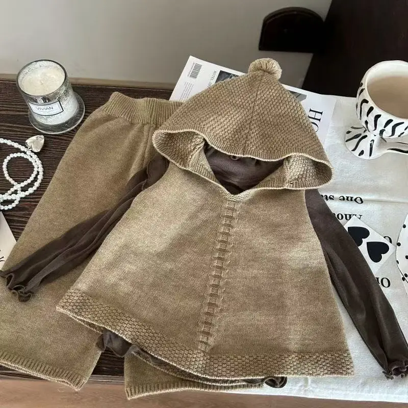 Комплект для девочек, весна-осень 2026, новый стиль, детский вязаный жилет с капюшоном, широкие брюки + нижняя рубашка, комплект из трех предметов
Комплект для девочек, весна-осень 2026, новый стиль, детский вязаный жилет с капюшоном, широкие брюки + нижняя рубашка, комплект из трех предметов