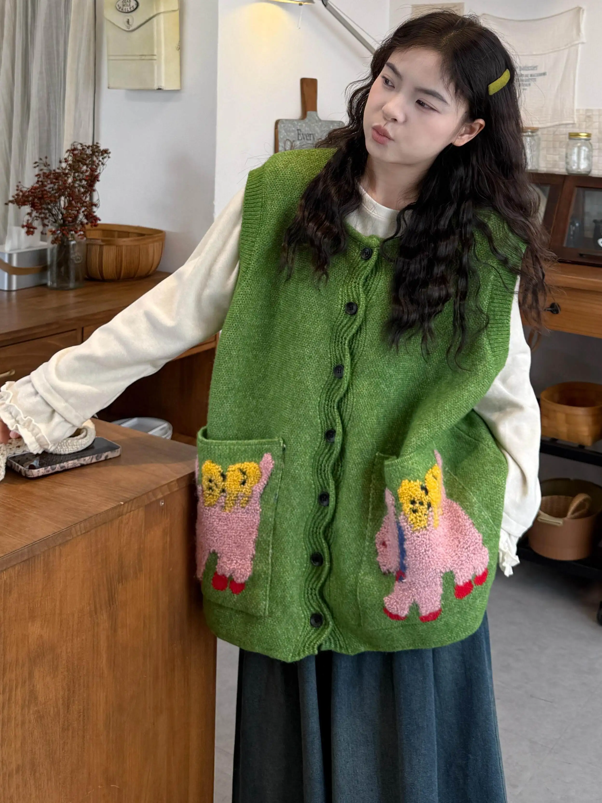 plus Size Women's Knitted Vest Jacket Autumn Winter New Style Loose Slimming Single Button Sleeveless Embroidered Soft Acrylic
plus Size Women's Knitted Vest Jacket Autumn Winter New Style Loose Slimming Single Button Sleeveless Embroidered Soft Acrylic