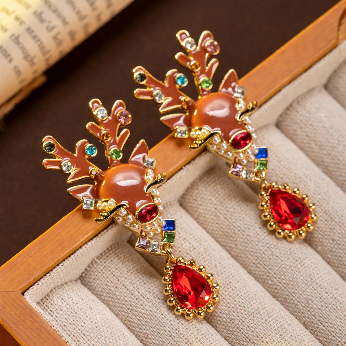 Винтажные серьги с цветными бриллиантами в виде головы лося с милым и милым жемчугом и рубиновые серьги в стиле ретро для тяжелой промышленности
Винтажные серьги с цветными бриллиантами в виде головы лося с милым и милым жемчугом и рубиновые серьги в стиле ретро для тяжелой промышленности