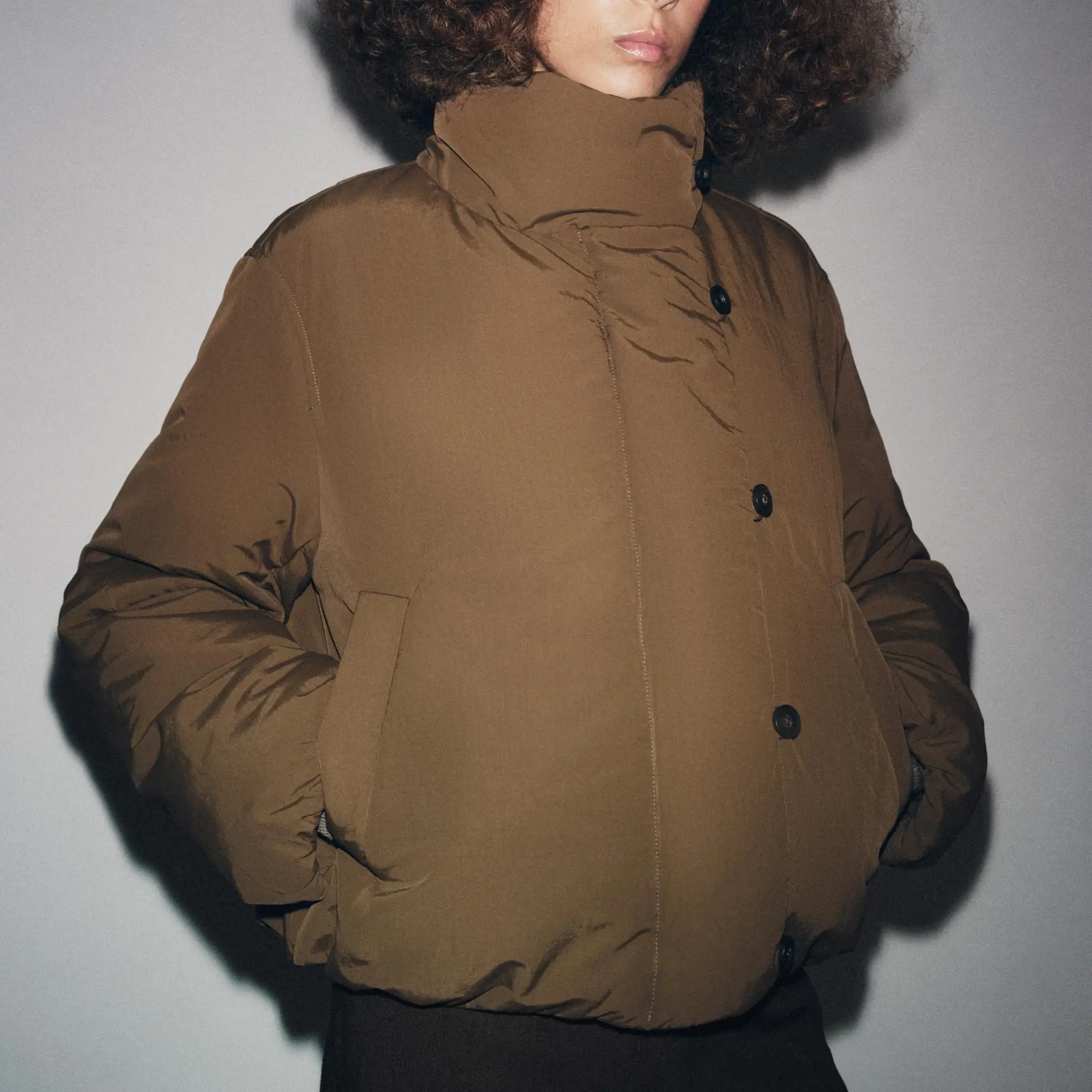 Новое зимнее поступление, женская длинная хлопковая куртка с высоким воротником, серия ZW, прямой крой, удобная, обычная, тонкая
Новое зимнее поступление, женская длинная хлопковая куртка с высоким воротником, серия ZW, прямой крой, удобная, обычная, тонкая