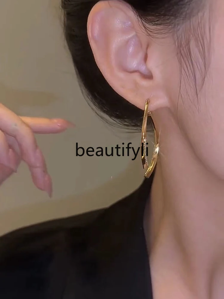 Earrings autumn and winter niche design simple temperament stud earrings fashion personalized earrings
Earrings autumn and winter niche design simple temperament stud earrings fashion personalized earrings