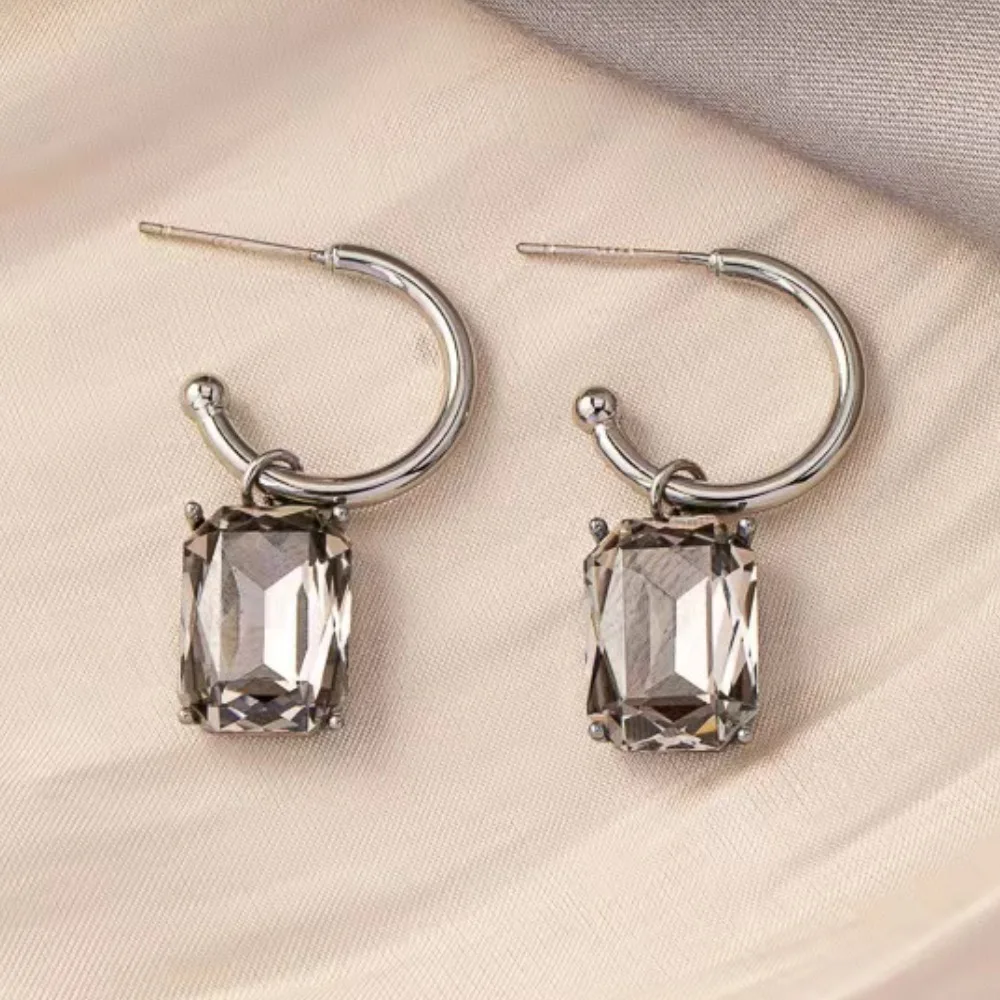 S925 Silver Earrings Fashion Women's Exquisite Jewelry Korean Fashion Jewelry Shining Zircon Pendant Girl Gift 2024 New Earrings
S925 Silver Earrings Fashion Women's Exquisite Jewelry Korean Fashion Jewelry Shining Zircon Pendant Girl Gift 2024 New Earrings