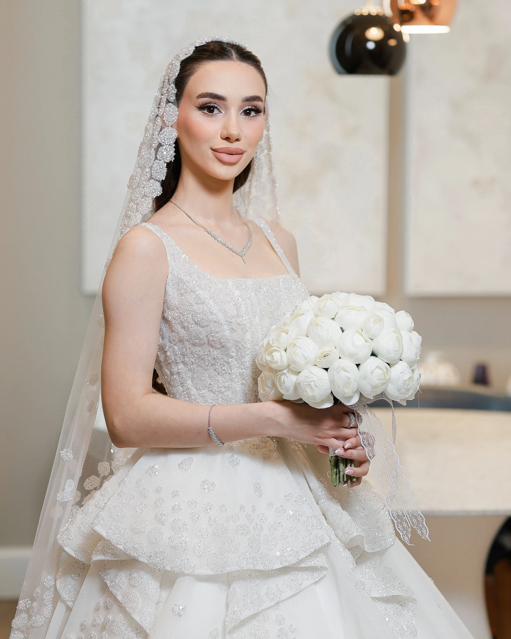 Customized Elegant Square Neck Tiered Ball Gown Wedding Dress with Allover Beaded Appliques Bridal Gown Vestidos De Novia
Customized Elegant Square Neck Tiered Ball Gown Wedding Dress with Allover Beaded Appliques Bridal Gown Vestidos De Novia
