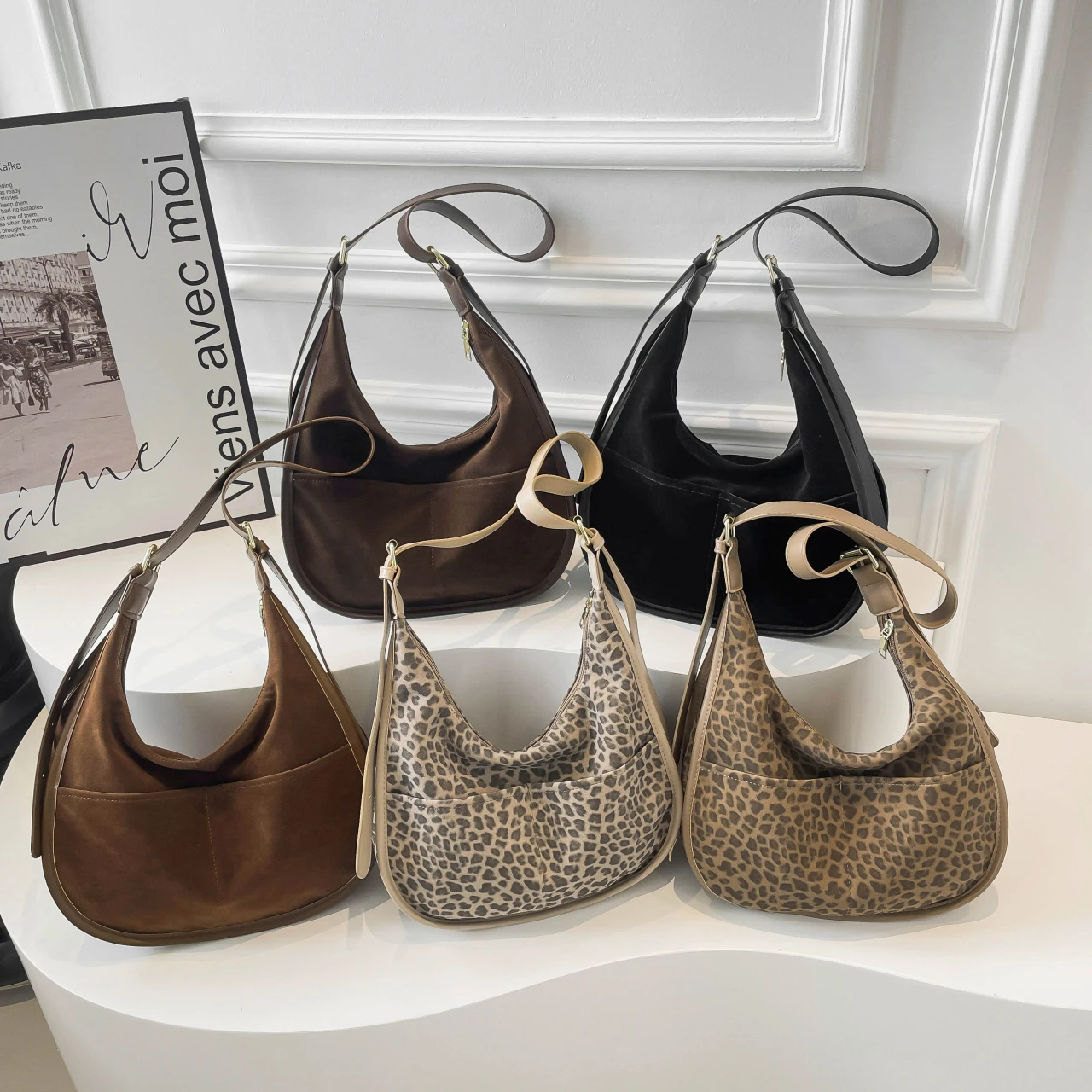 Autumn and winter fashion ins style suede solid color high-end leopard print bag personality versatile single shoulder tote bag
Autumn and winter fashion ins style suede solid color high-end leopard print bag personality versatile single shoulder tote bag