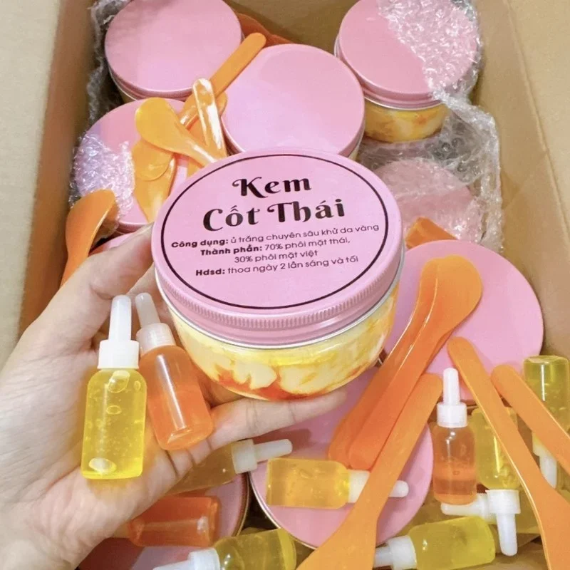 Kem Body Cốt Thái Rỉ Dầu Vàng Nắp Hồng 200gram Trắng Mịn da , chống lão hóa , dưỡng ẩm da
Kem Body Cốt Thái Rỉ Dầu Vàng Nắp Hồng 200gram Trắng Mịn da , chống lão hóa , dưỡng ẩm da