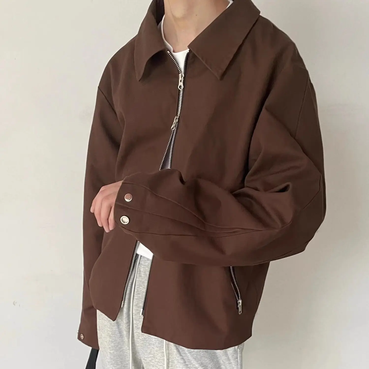 Men's Oversized Longline Cotton Jacket w/ Stand Collar & Silver Accents Spring Autumn Casual Coat for Everyday Minimalist Style
Men's Oversized Longline Cotton Jacket w/ Stand Collar & Silver Accents Spring Autumn Casual Coat for Everyday Minimalist Style