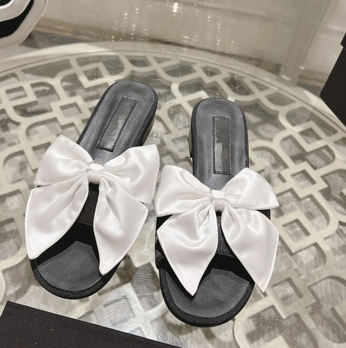 2024 Cool Slippers for Women's Summer Outdoor Wear, Butterfly-knot Decoration, Ladylike Style, Soft Sole, Versatile Beach Shoes
2024 Cool Slippers for Women's Summer Outdoor Wear, Butterfly-knot Decoration, Ladylike Style, Soft Sole, Versatile Beach Shoes