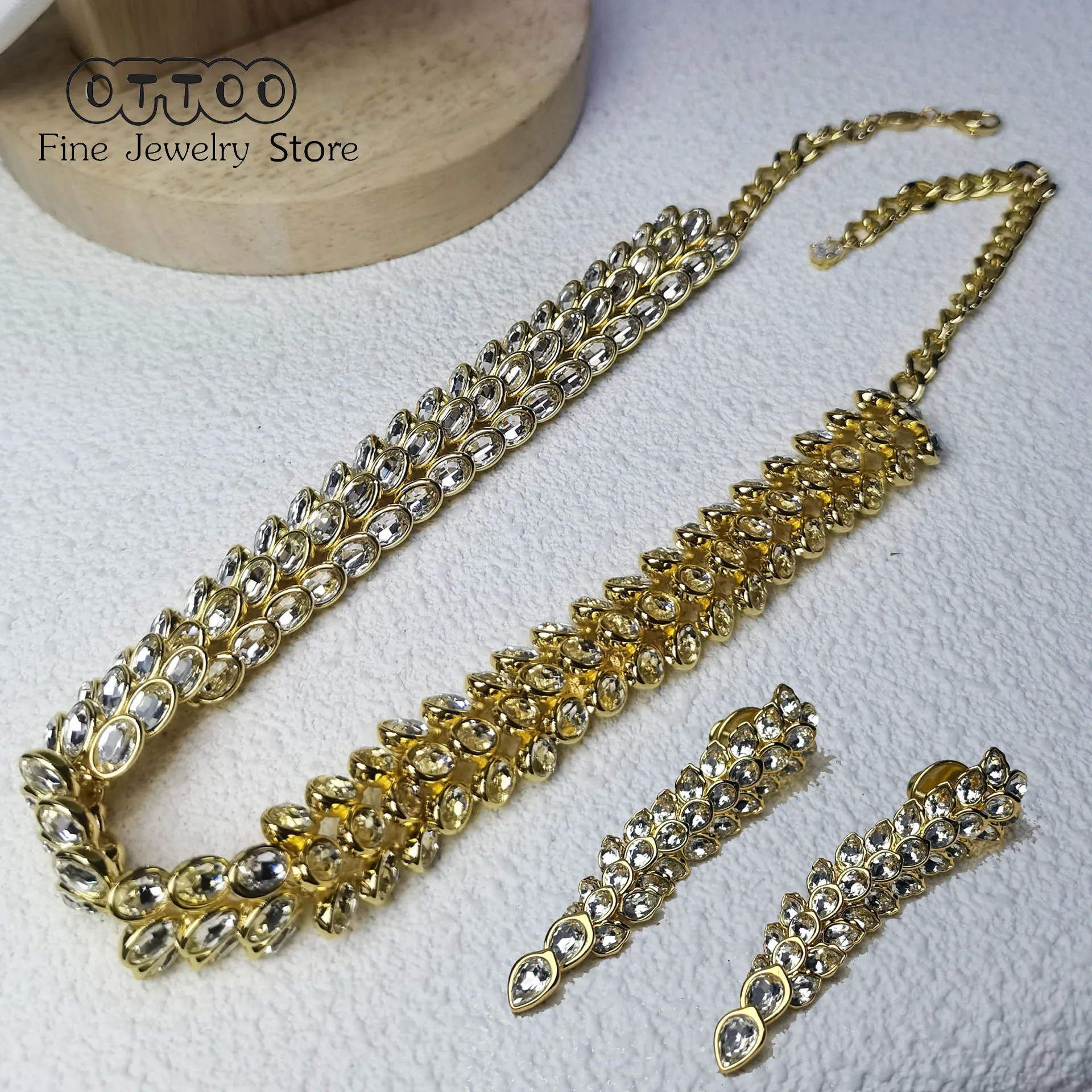 Очаровательные серьги 2025, новые оригинальные серьги с золотыми листьями, серьги с кисточками, ожерелье, браслет, ювелирные изделия для женщин, ювелирные изделия, романтический подарок
Очаровательные серьги 2025, новые оригинальные серьги с золотыми листьями, серьги с кисточками, ожерелье, браслет, ювелирные изделия для женщин, ювелирные изделия, романтический подарок