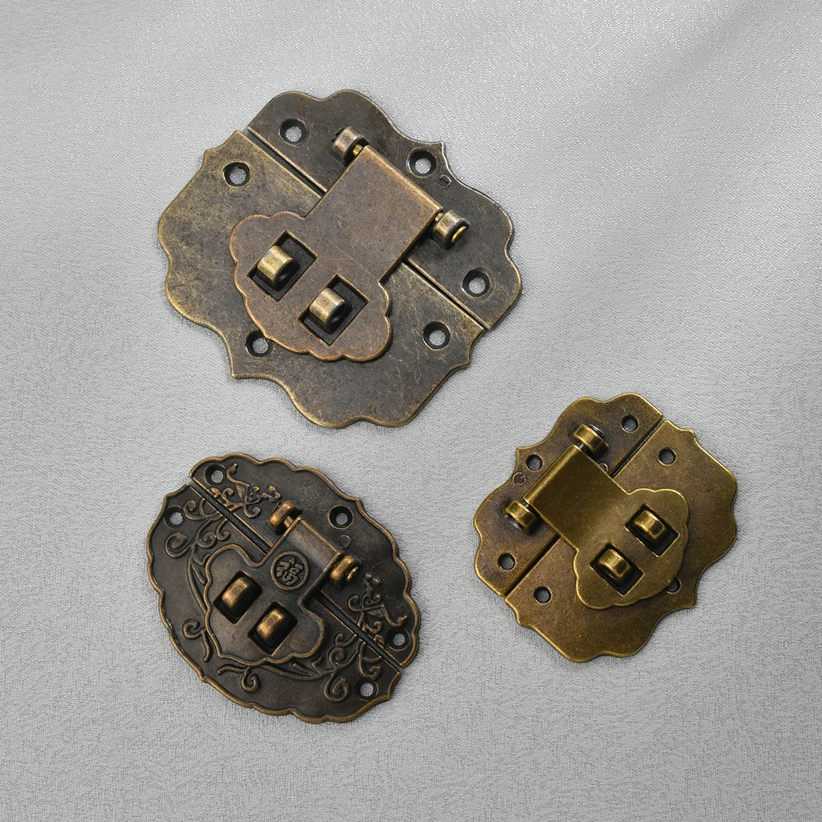 10pcs Ancient snap fasteners made of zinc alloy in dark bronze color. Wooden boxes wooden cases' hardware Hidden snap mechanism
10pcs Ancient snap fasteners made of zinc alloy in dark bronze color. Wooden boxes wooden cases' hardware Hidden snap mechanism
