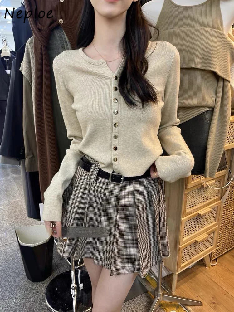 Neploe Vintage V-neck Single Breasted Knitted Cardigan 2025 Autumn Winter Bottoming Tops Women Y2k Slim Fit Long Sleeve Sweaters
Neploe Vintage V-neck Single Breasted Knitted Cardigan 2025 Autumn Winter Bottoming Tops Women Y2k Slim Fit Long Sleeve Sweaters
