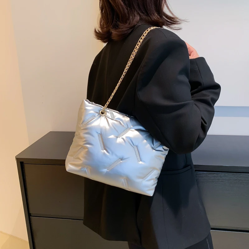 2023 Silver Padded Shoulder Bags For Women Winter Soft Shopper Cross Bag Warm Big Tote Handbags Chain Messenger Bag Y2K Down Bag
2023 Silver Padded Shoulder Bags For Women Winter Soft Shopper Cross Bag Warm Big Tote Handbags Chain Messenger Bag Y2K Down Bag