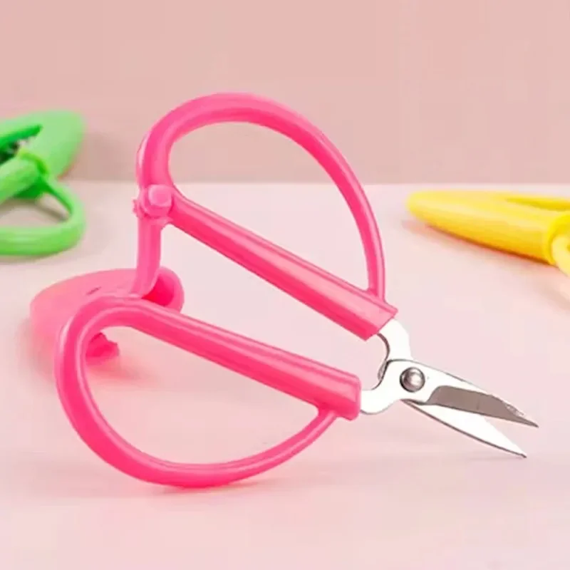 1Pcs Household Hand-cut with Cap Safety Scissors Mini Small Scissors Mini Portable Thread Head Cut Embroidery Scissors 재봉도구
1Pcs Household Hand-cut with Cap Safety Scissors Mini Small Scissors Mini Portable Thread Head Cut Embroidery Scissors 재봉도구