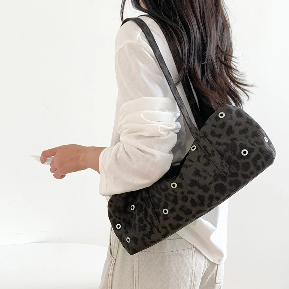 Fashion Leopard Pillow Shoulder Bag Nylon Tote Bags for Women Designer Hollow Rivet Handbags and Purses Studded Shopper Female
Fashion Leopard Pillow Shoulder Bag Nylon Tote Bags for Women Designer Hollow Rivet Handbags and Purses Studded Shopper Female