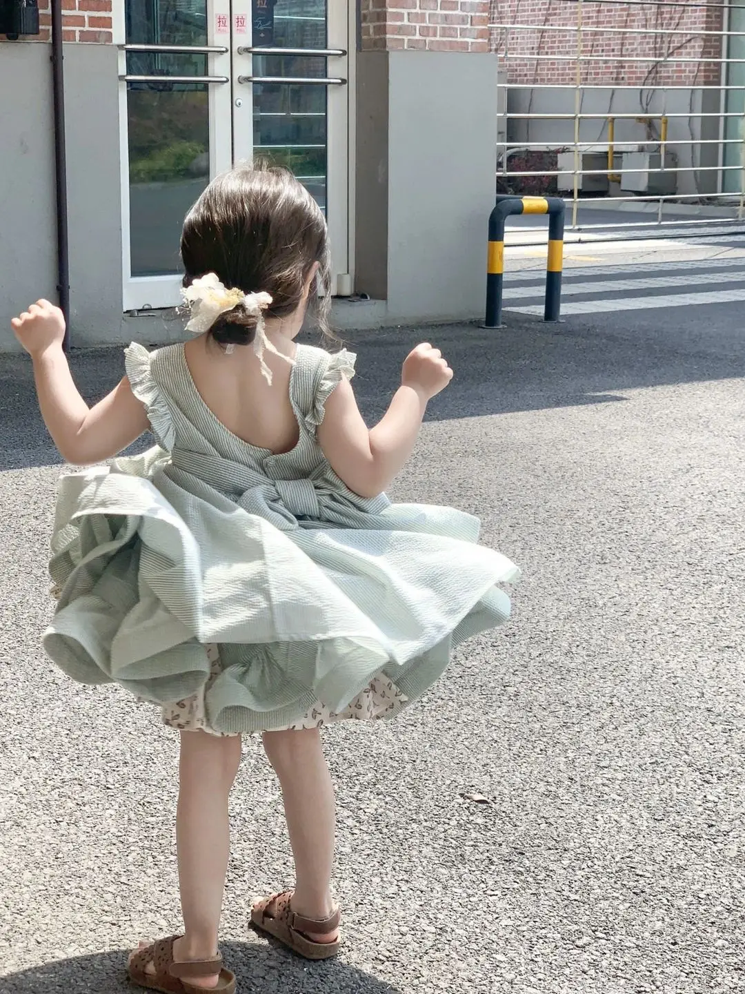 Korean Children Clothing Spring Summer 2023 New Girl Flounce Dress Baby Wooden Ear Sleeveless Fluffy Princess Dress for Girls
Korean Children Clothing Spring Summer 2023 New Girl Flounce Dress Baby Wooden Ear Sleeveless Fluffy Princess Dress for Girls