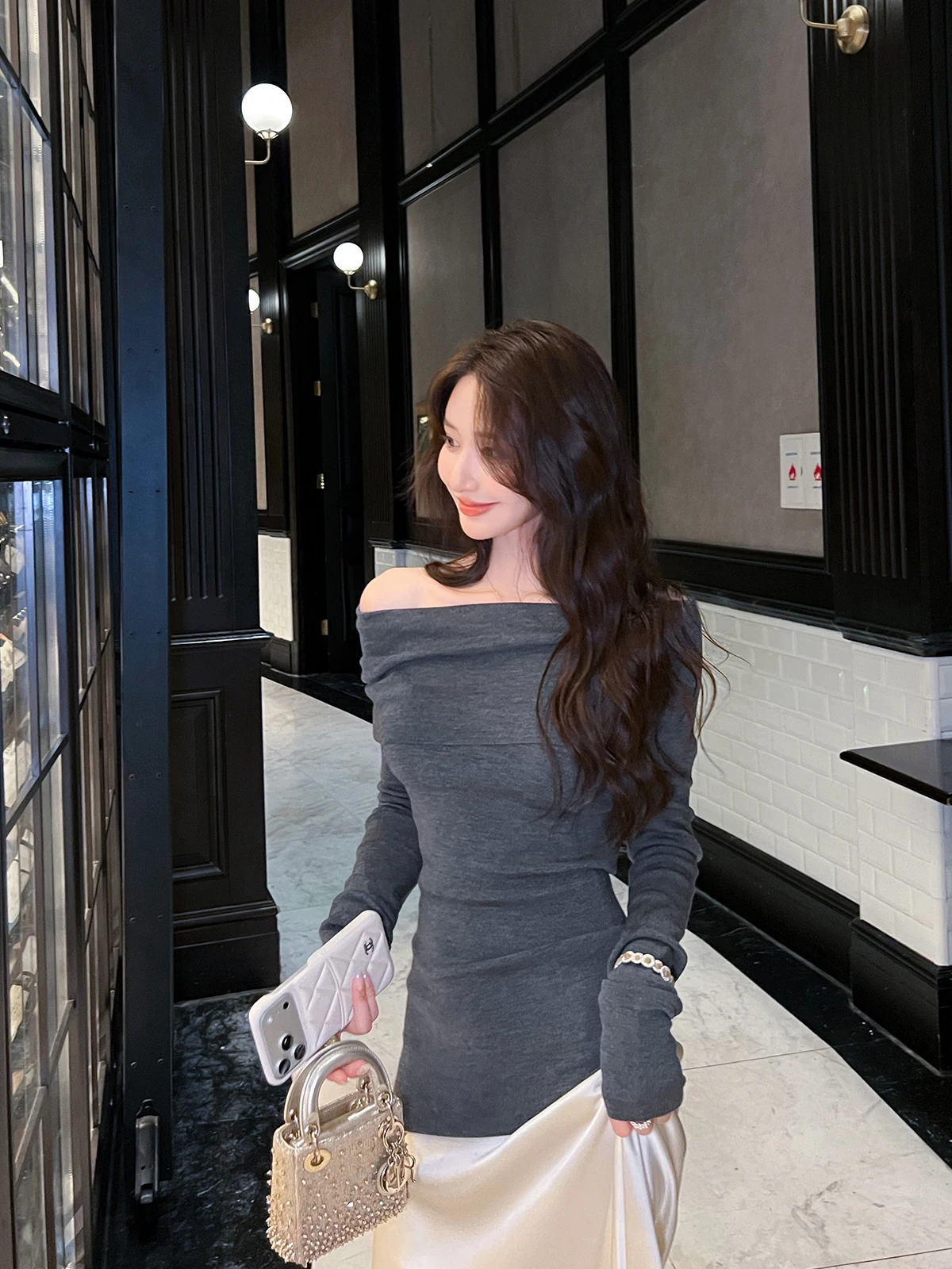 Женский осенне-зимний облегающий вязаный свитер из чистой шерсти с одним открытым плечом и длинным рукавом для повседневной носки
Женский осенне-зимний облегающий вязаный свитер из чистой шерсти с одним открытым плечом и длинным рукавом для повседневной носки