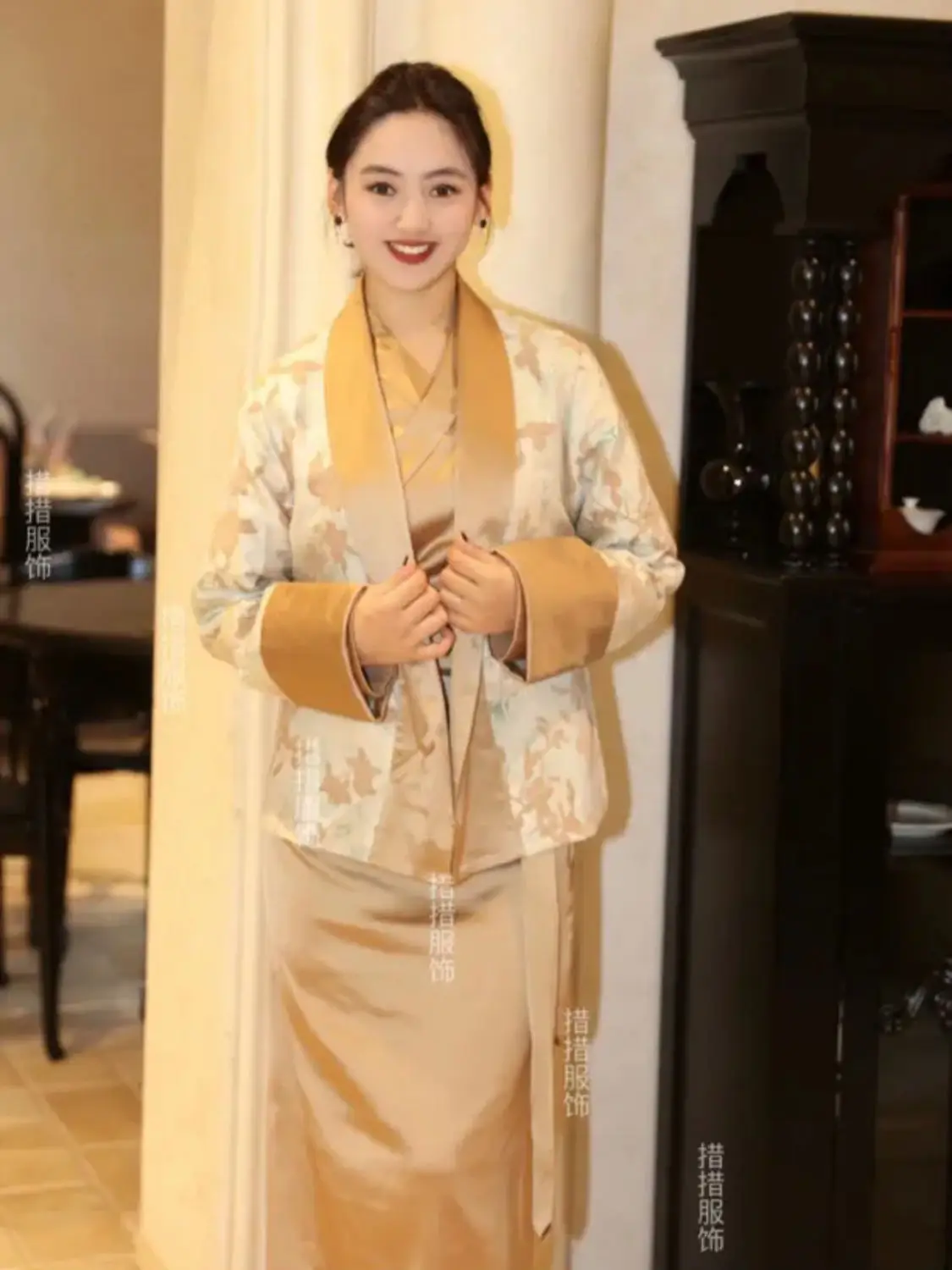 New Chinese Tibetan suit, light luxury Lhasa suit, thin Guozhuang dance skirt
New Chinese Tibetan suit, light luxury Lhasa suit, thin Guozhuang dance skirt