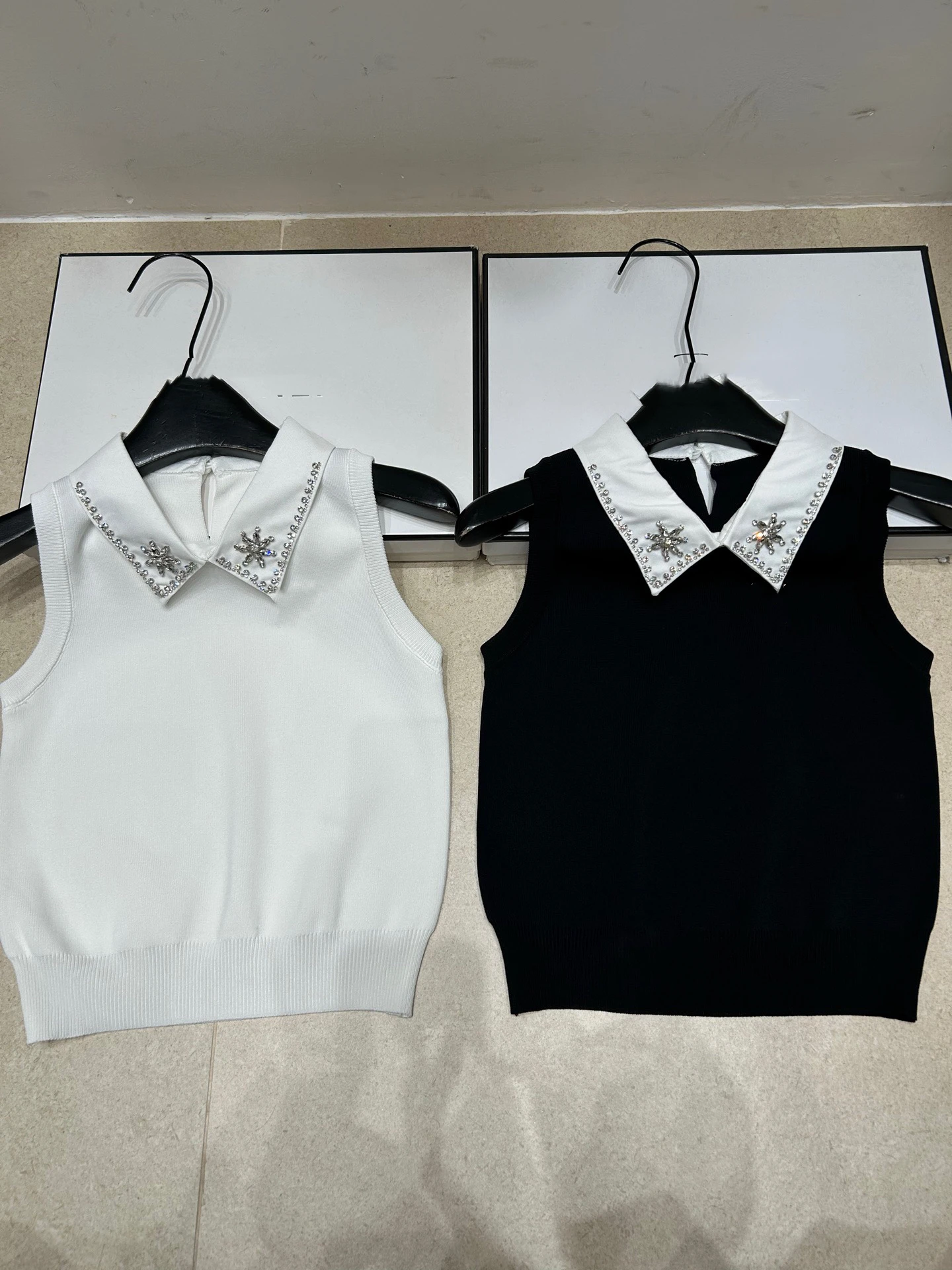VIBE Fashion Summer New Heavy Embellished Rhinestone Turn-down Collar Knitted Vest Women Sleeveless Slimming Top
VIBE Fashion Summer New Heavy Embellished Rhinestone Turn-down Collar Knitted Vest Women Sleeveless Slimming Top