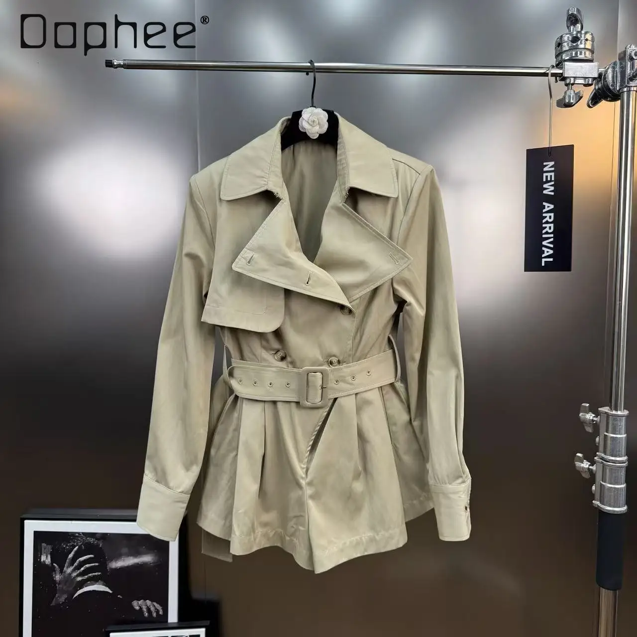 Korean Fashion Lapel Long Sleeve Double-Breasted Double Belt Slim Short Trench Coat Elegant Trendy Commuting Style Khaki Coat
Korean Fashion Lapel Long Sleeve Double-Breasted Double Belt Slim Short Trench Coat Elegant Trendy Commuting Style Khaki Coat