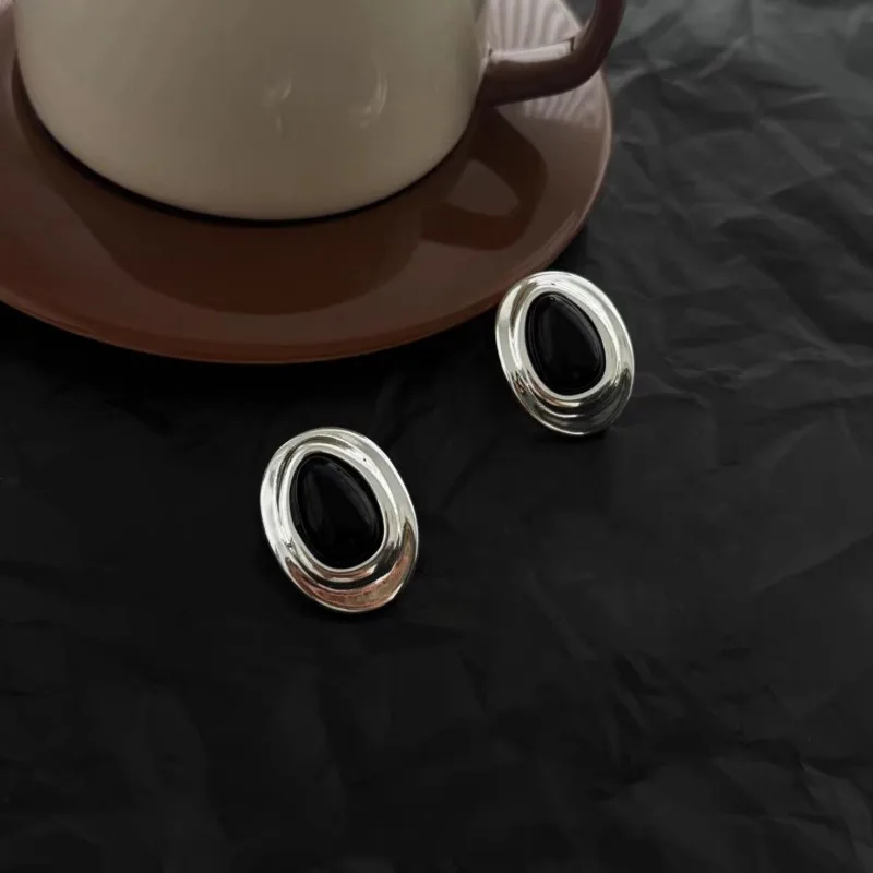 Black Agate Earrings Autumn and Winter High-end Exaggerated Earrings Niche Light Luxury Korean Jewelry Earrings Fashion Accessor
Black Agate Earrings Autumn and Winter High-end Exaggerated Earrings Niche Light Luxury Korean Jewelry Earrings Fashion Accessor