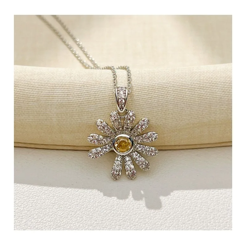 Korean Star with The Same Small Daisy Necklace Fashionable and Versatile Temperament Women's Small Fresh Flower Pendant
Korean Star with The Same Small Daisy Necklace Fashionable and Versatile Temperament Women's Small Fresh Flower Pendant