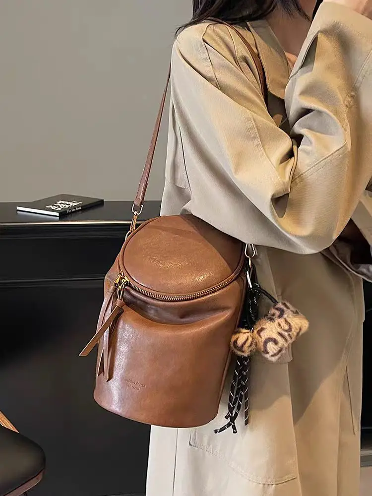 Round Bucket Crossbody Bag For Women 2025 New Fashion Larger Capacity PU Luxury Designer Brand Shoulder Messenger Bag
Round Bucket Crossbody Bag For Women 2025 New Fashion Larger Capacity PU Luxury Designer Brand Shoulder Messenger Bag